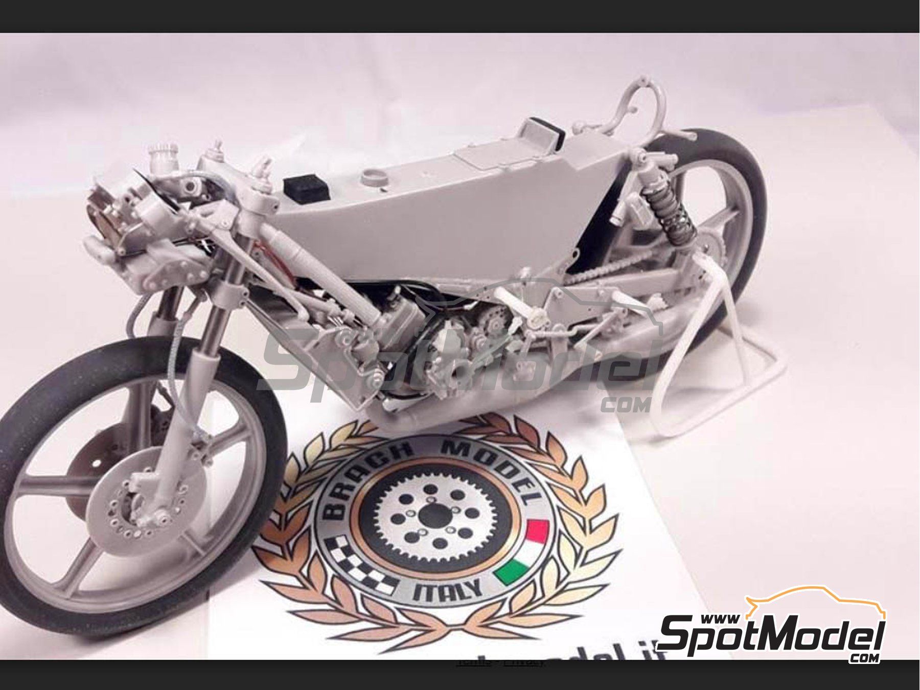 Image 2: Minarelli 125cc - Motorcycle World Championship 1981 | Motorbike scale model kit in 1/12 scale manufactured by Brach Model (ref.&nbsp;BM-VR06, also 4573105620382)