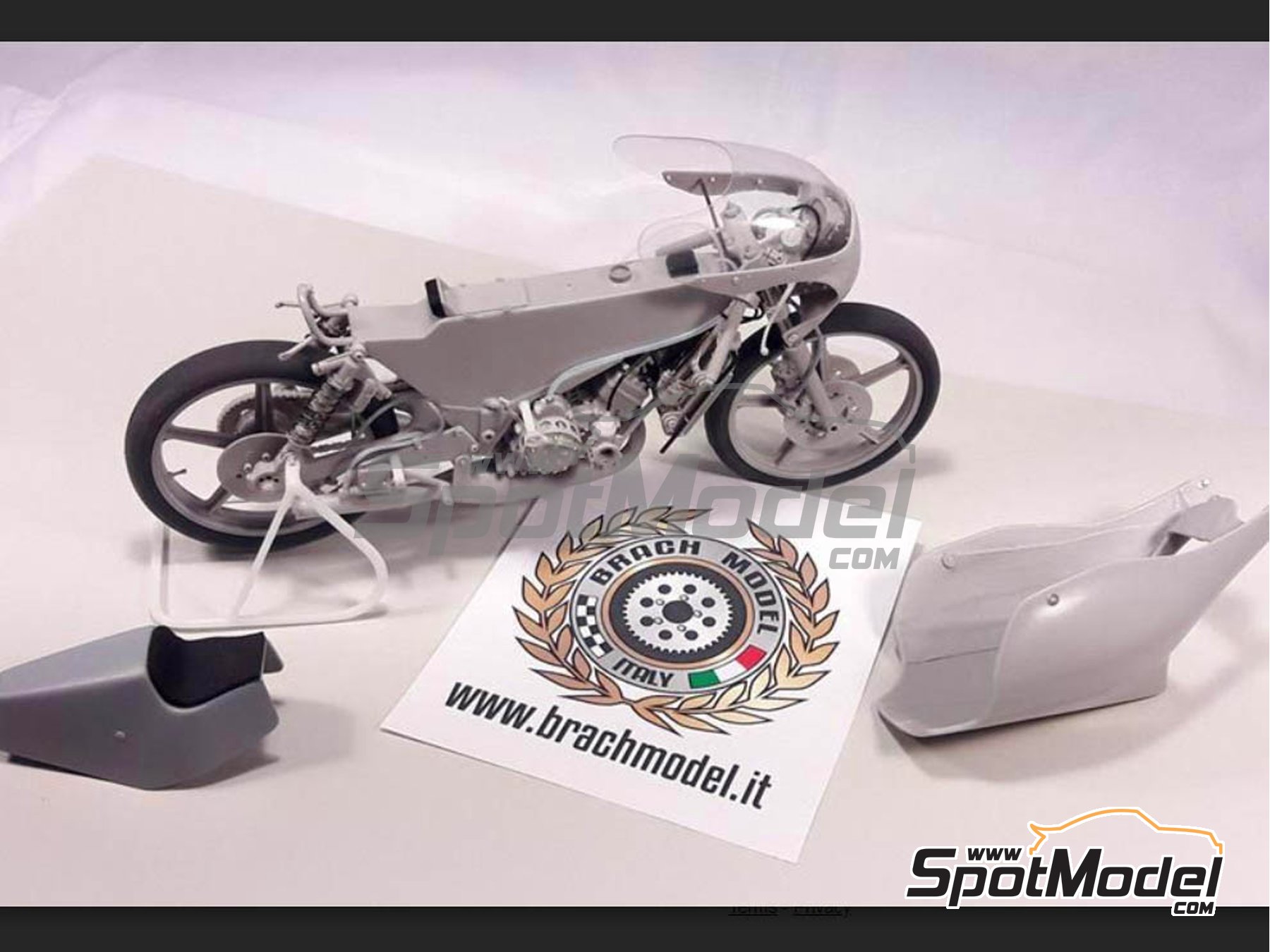 Image 7: Minarelli 125cc - Motorcycle World Championship 1981 | Motorbike scale model kit in 1/12 scale manufactured by Brach Model (ref.&nbsp;BM-VR06, also 4573105620382)