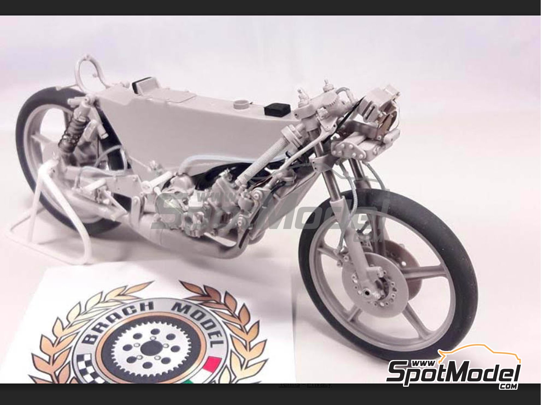 Image 8: Minarelli 125cc - Motorcycle World Championship 1981 | Motorbike scale model kit in 1/12 scale manufactured by Brach Model (ref.&nbsp;BM-VR06, also 4573105620382)