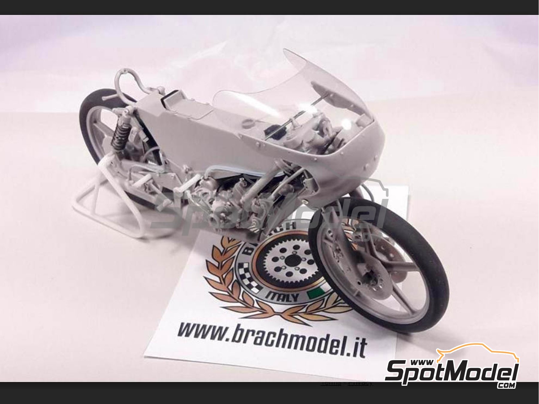 Image 11: Minarelli 125cc - Motorcycle World Championship 1981 | Motorbike scale model kit in 1/12 scale manufactured by Brach Model (ref.&nbsp;BM-VR06, also 4573105620382)