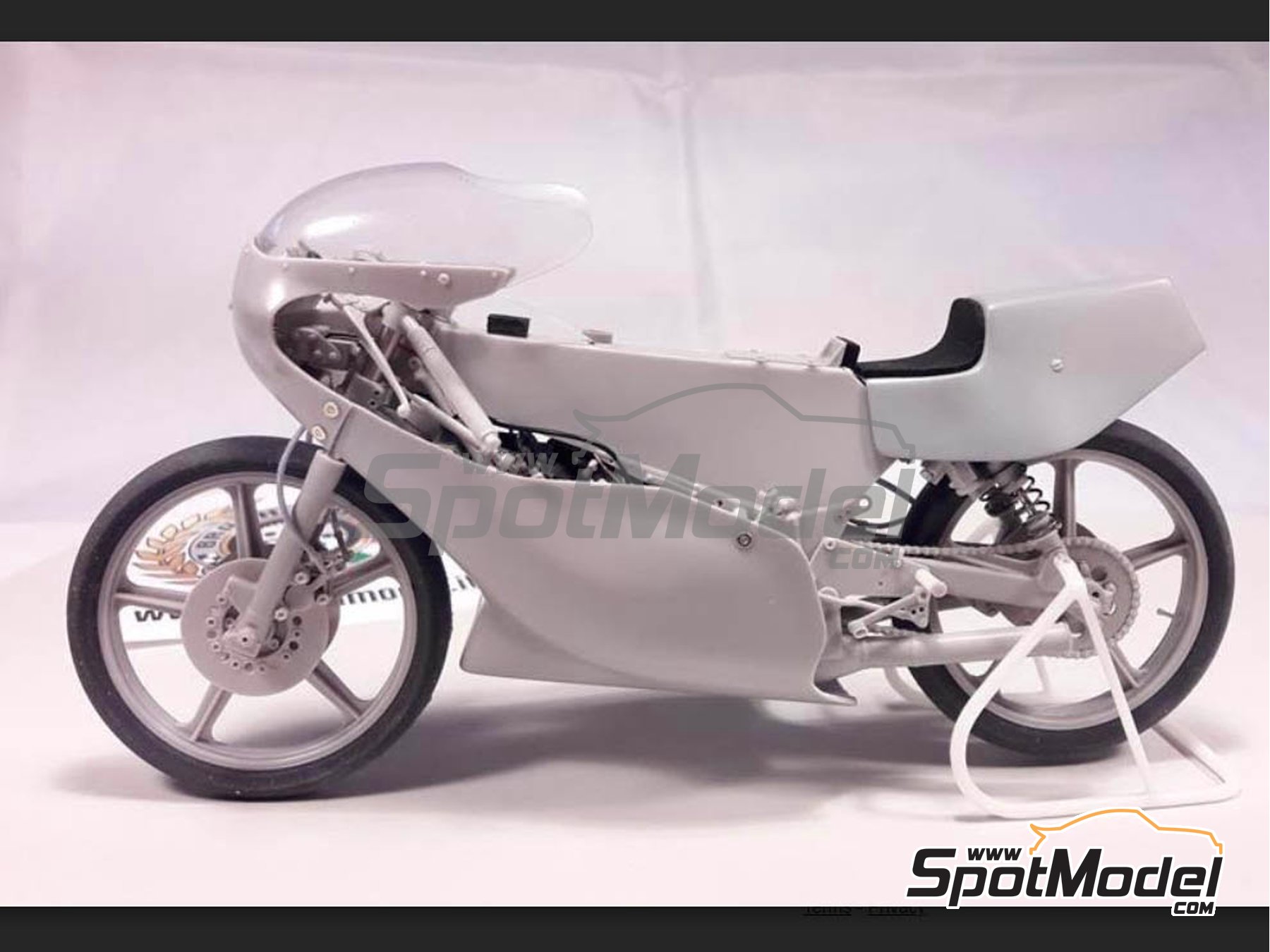 Image 15: Minarelli 125cc - Motorcycle World Championship 1981 | Motorbike scale model kit in 1/12 scale manufactured by Brach Model (ref.&nbsp;BM-VR06, also 4573105620382)