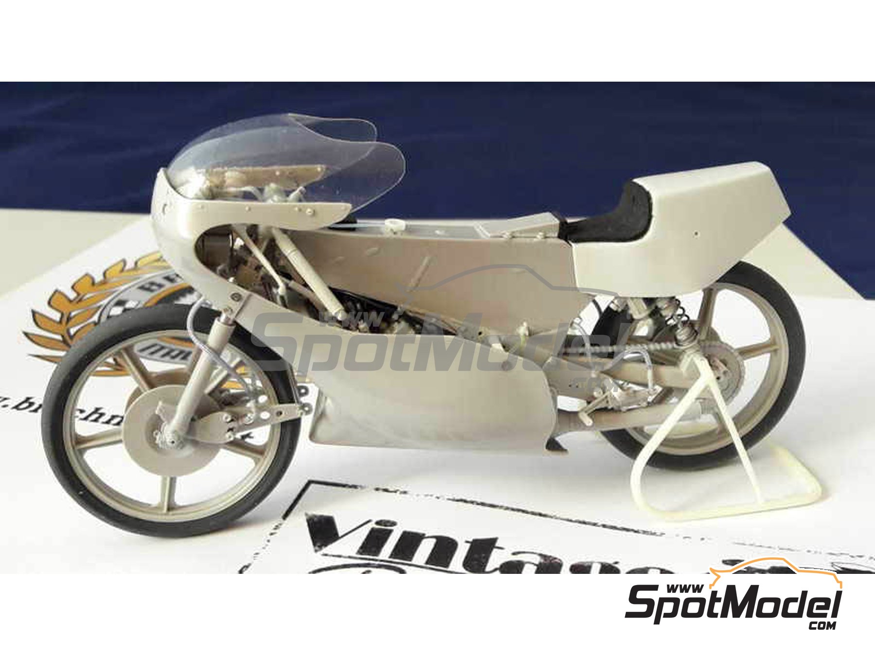 Image 4: Garelli 125cc - Campeonato del Mundo de Motociclismo 1982 | Maqueta de moto en escala 1/12 fabricado por Brach Model (ref. BM-VR10)