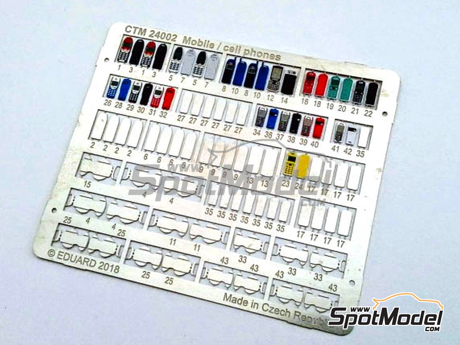 Image 1: Cell phones | Detail in 1/24 scale manufactured by Czech Truck Model (ref.&nbsp;CTM24002)