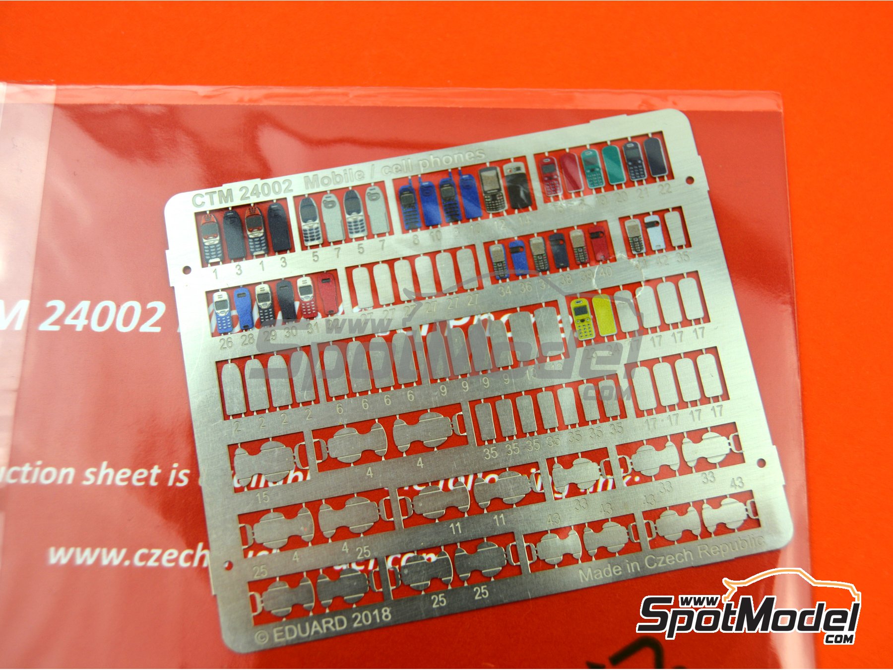 Image 3: Cell phones | Detail in 1/24 scale manufactured by Czech Truck Model (ref.&nbsp;CTM24002)