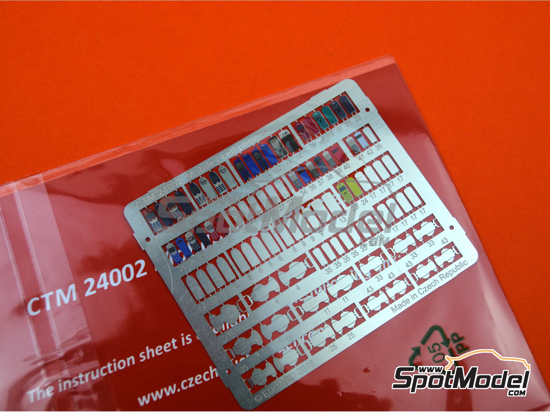 Image 4: Cell phones | Detail in 1/24 scale manufactured by Czech Truck Model (ref.&nbsp;CTM24002)