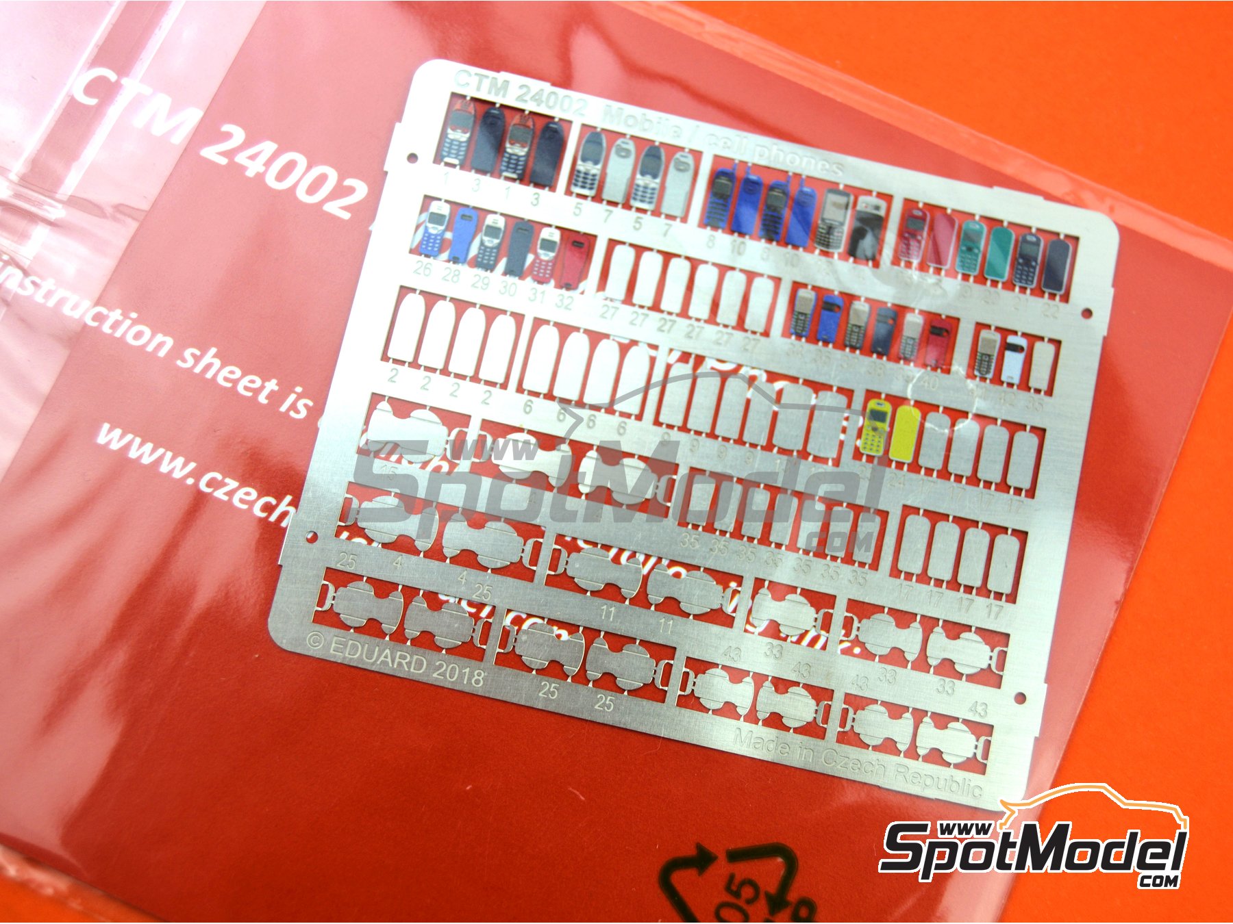 Image 6: Cell phones | Detail in 1/24 scale manufactured by Czech Truck Model (ref.&nbsp;CTM24002)