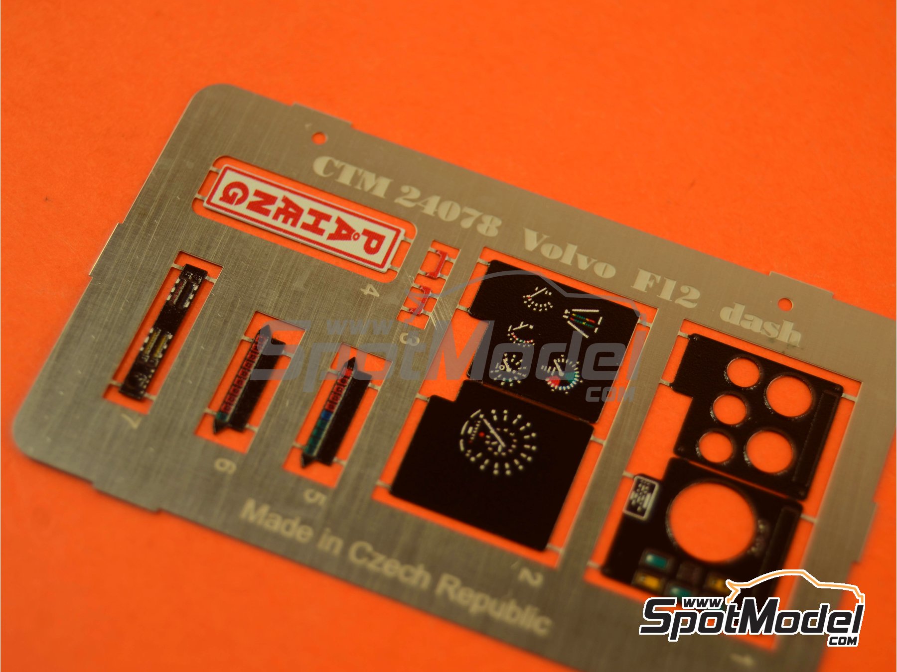 Image 1: Volvo F10 y Volvo F12 | Salpicadero en escala&nbsp;1/24 fabricado por Czech Truck Model (ref.&nbsp;CTM24078)