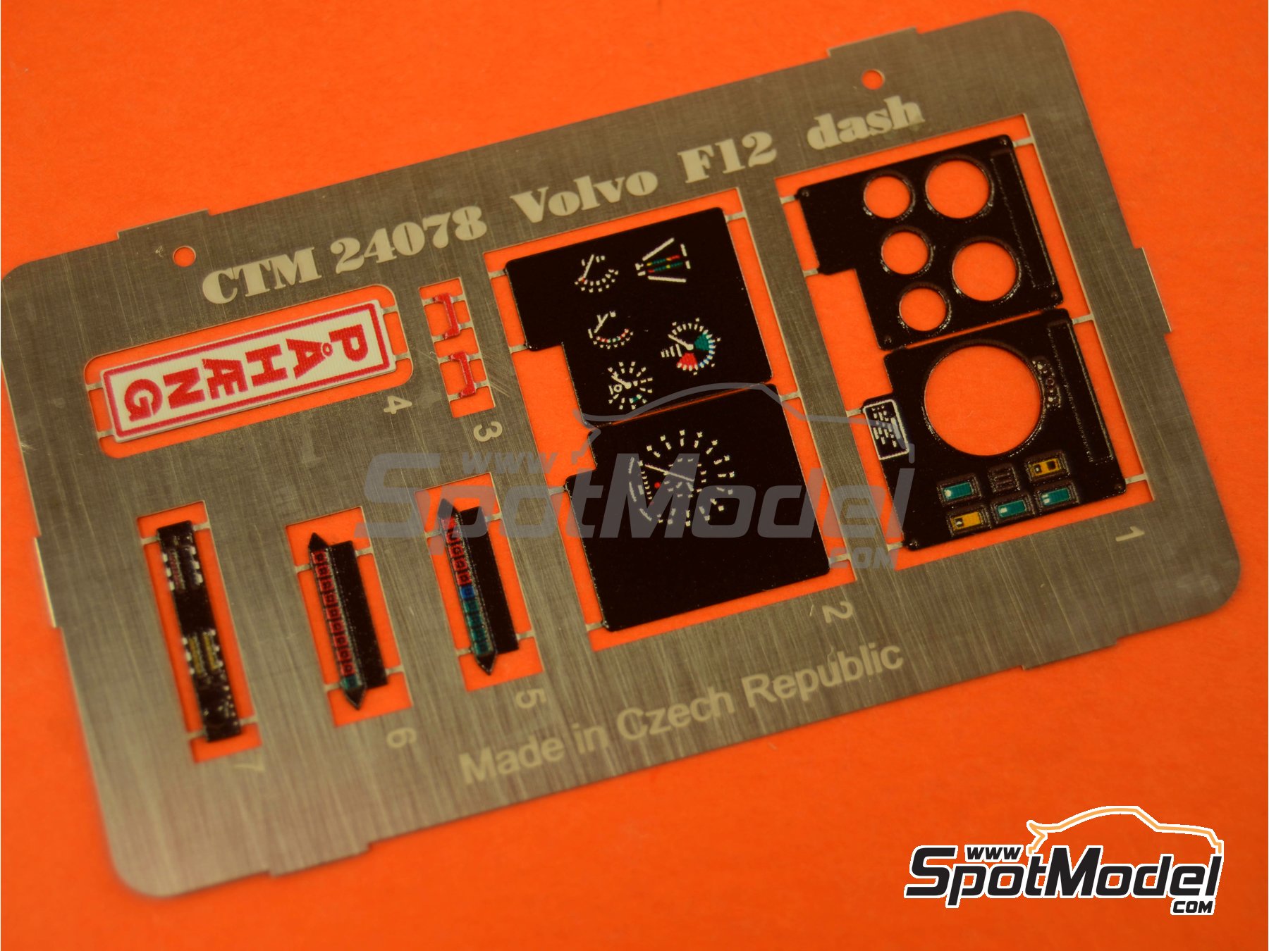 Image 2: Volvo F10 y Volvo F12 | Salpicadero en escala&nbsp;1/24 fabricado por Czech Truck Model (ref.&nbsp;CTM24078)