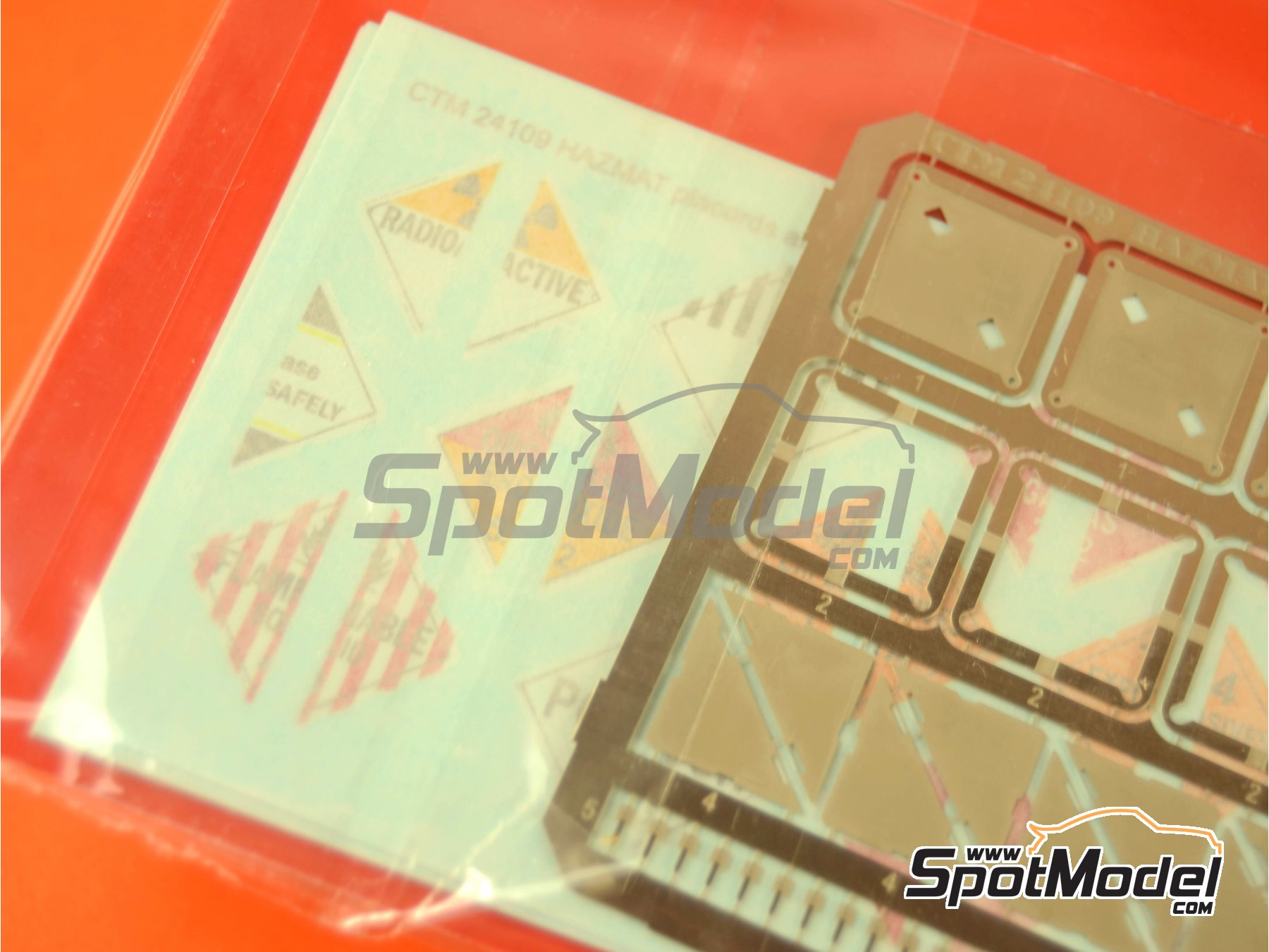 Image 4: HAZMAT - Hazardous materials and items: holders and placards | Detail up set in 1/24 scale manufactured by Czech Truck Model (ref.&nbsp;CTM24109)