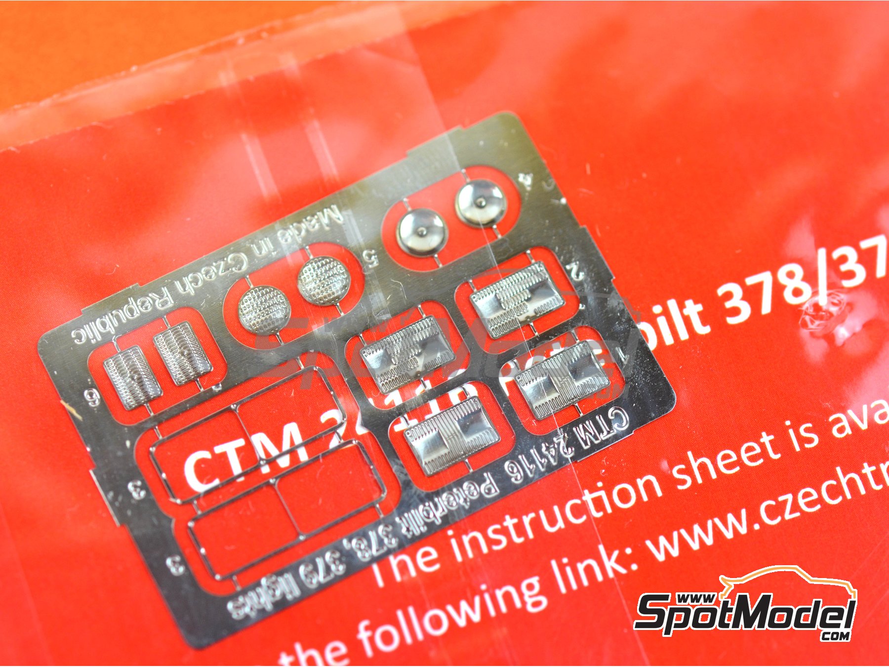 Image 3: Peterbilt 378 / 379 | Luces en escala&nbsp;1/24 fabricado por Czech Truck Model (ref.&nbsp;CTM24116)