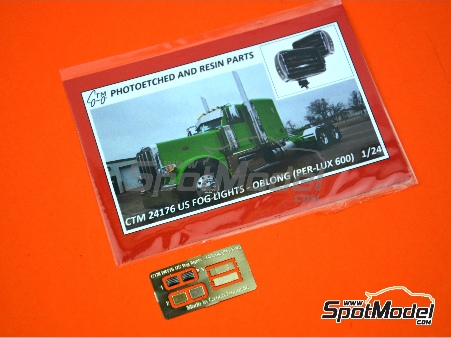 Image 1: Luces de niebla rectangulares PER-LUX 600  estilo americano | Luces en escala 1/24 fabricado por Czech Truck Model (ref. CTM24176)