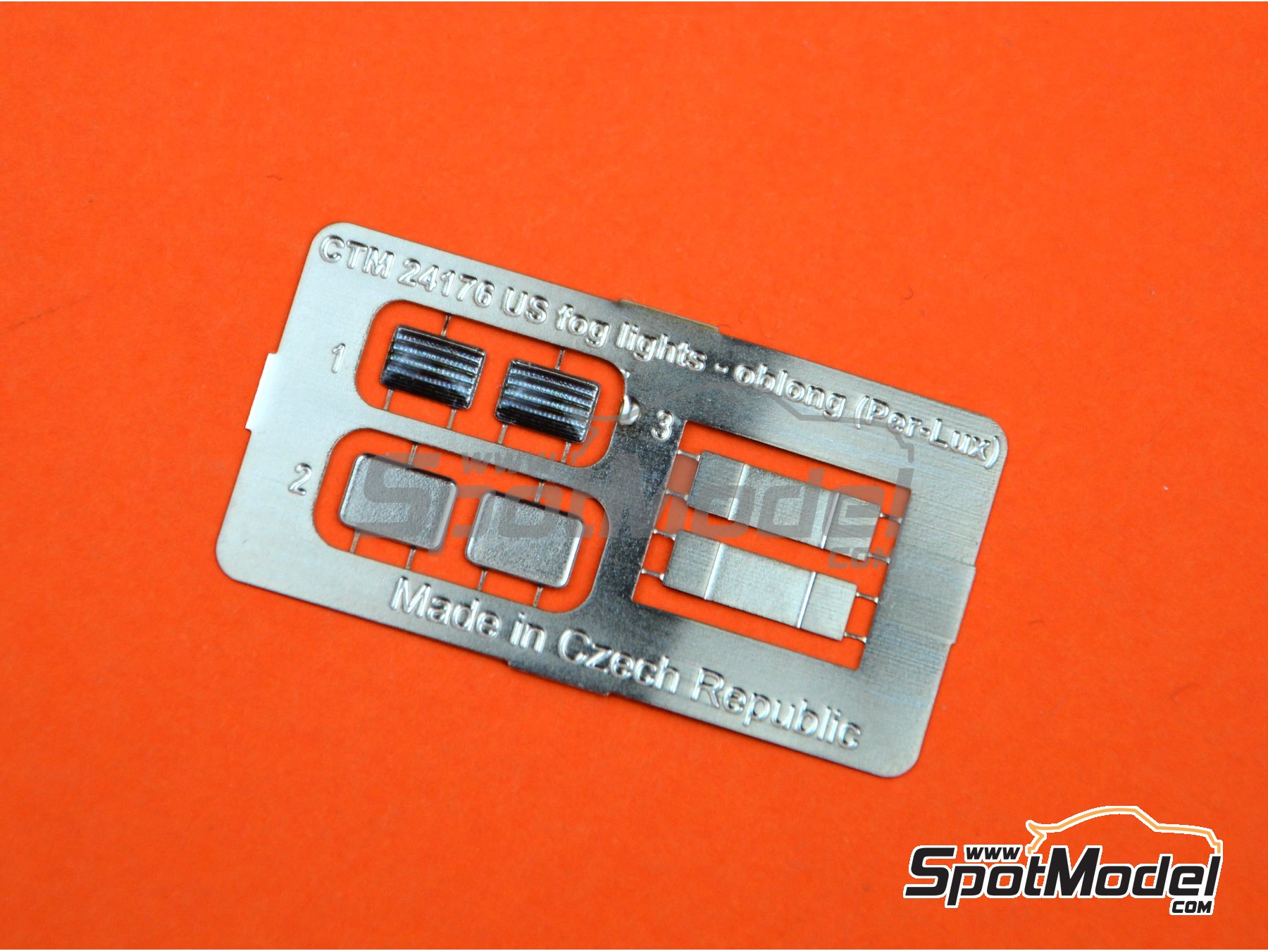 Image 3: Luces de niebla rectangulares PER-LUX 600  estilo americano | Luces en escala 1/24 fabricado por Czech Truck Model (ref. CTM24176)