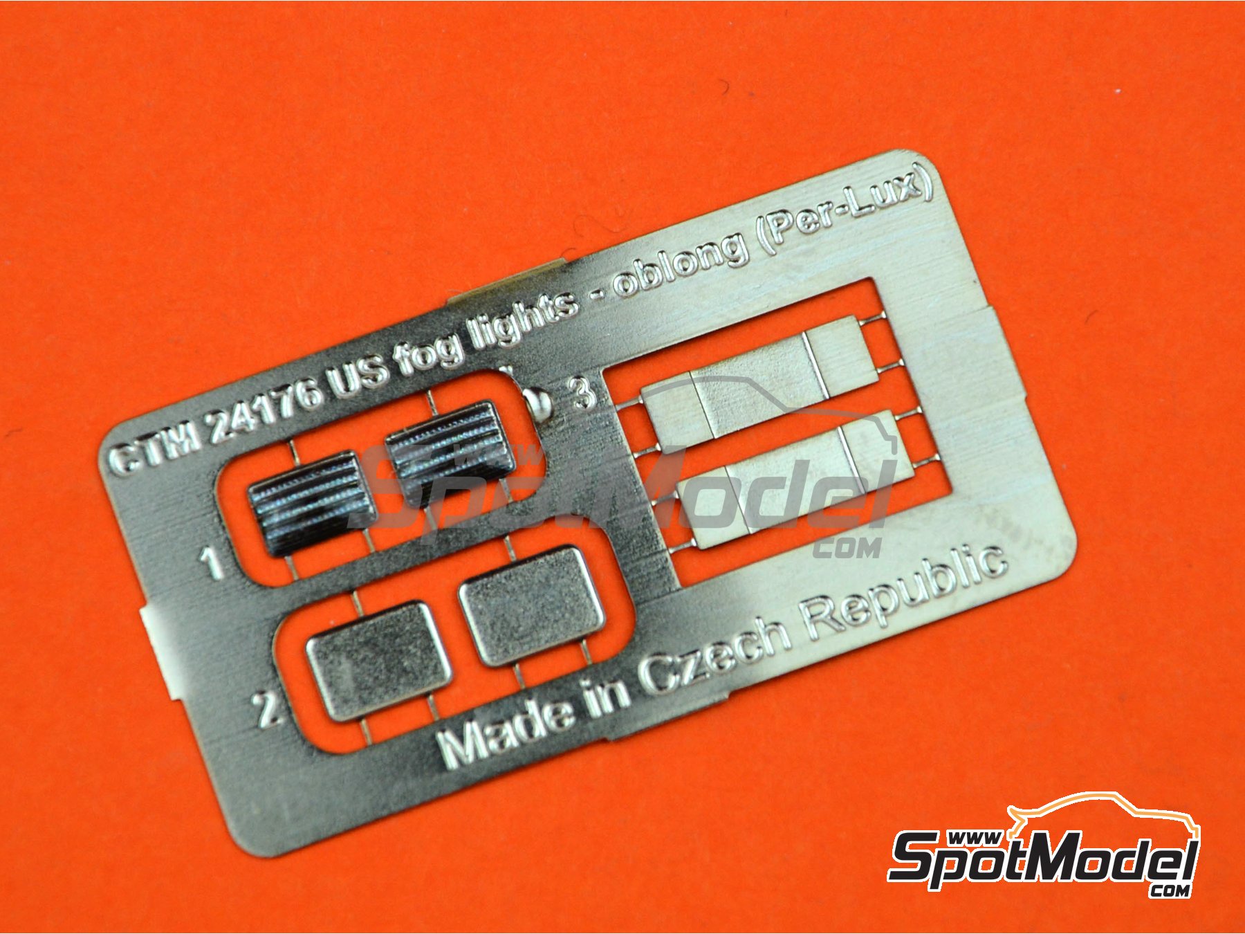 Image 4: Luces de niebla rectangulares PER-LUX 600  estilo americano | Luces en escala 1/24 fabricado por Czech Truck Model (ref. CTM24176)