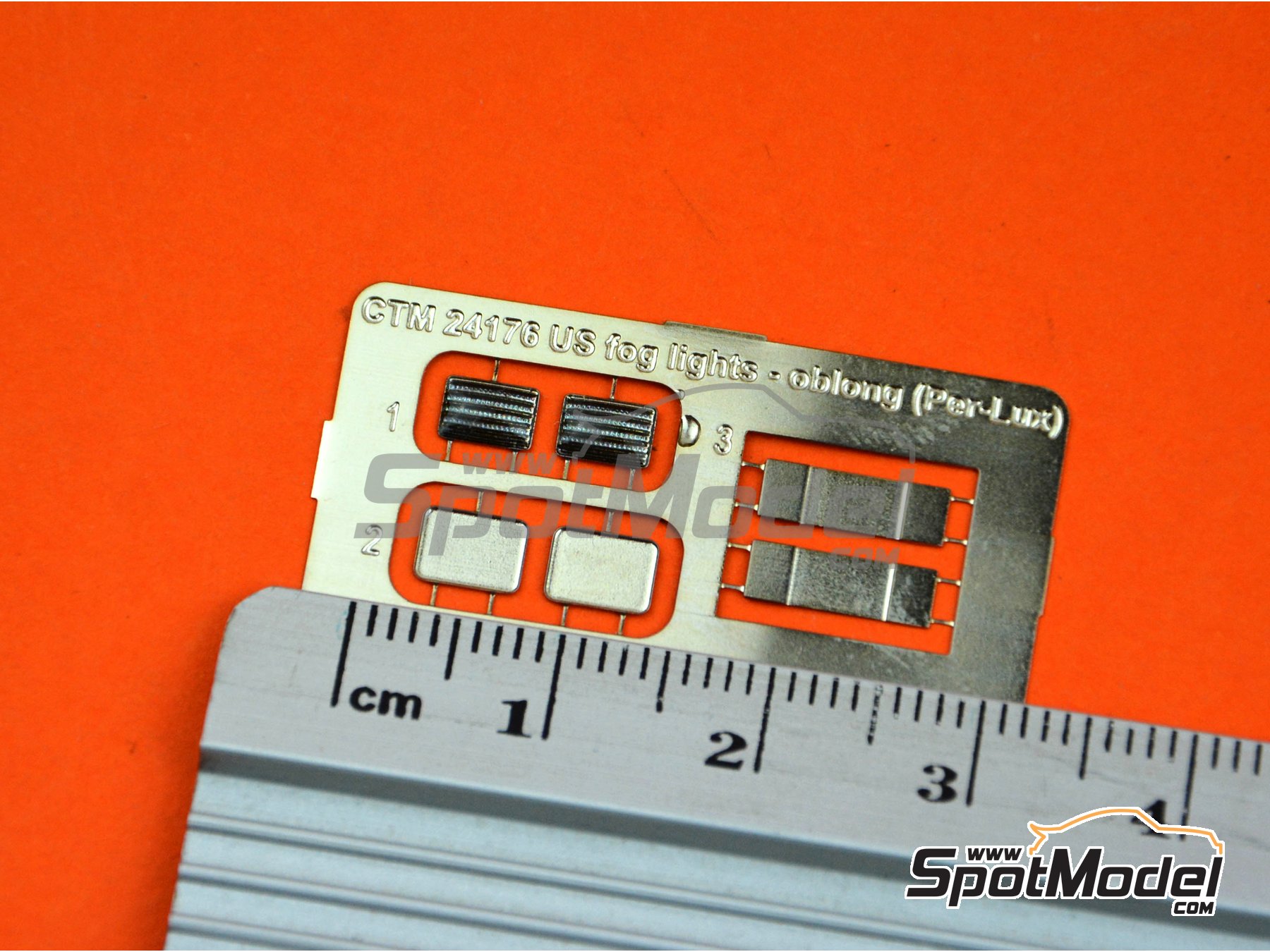 Image 5: Luces de niebla rectangulares PER-LUX 600  estilo americano | Luces en escala 1/24 fabricado por Czech Truck Model (ref. CTM24176)