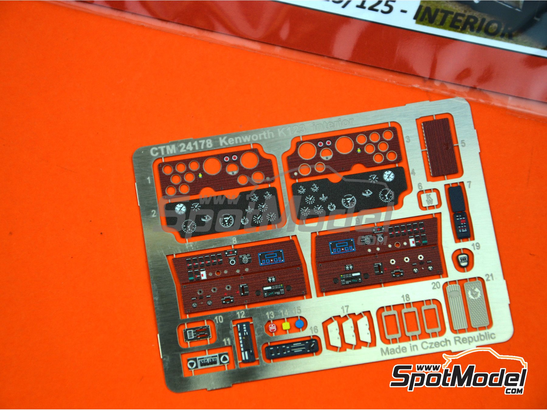 Image 2: Kenworth K123 / K125 | Salpicadero en escala 1/25 fabricado por Czech Truck Model (ref. CTM24178)