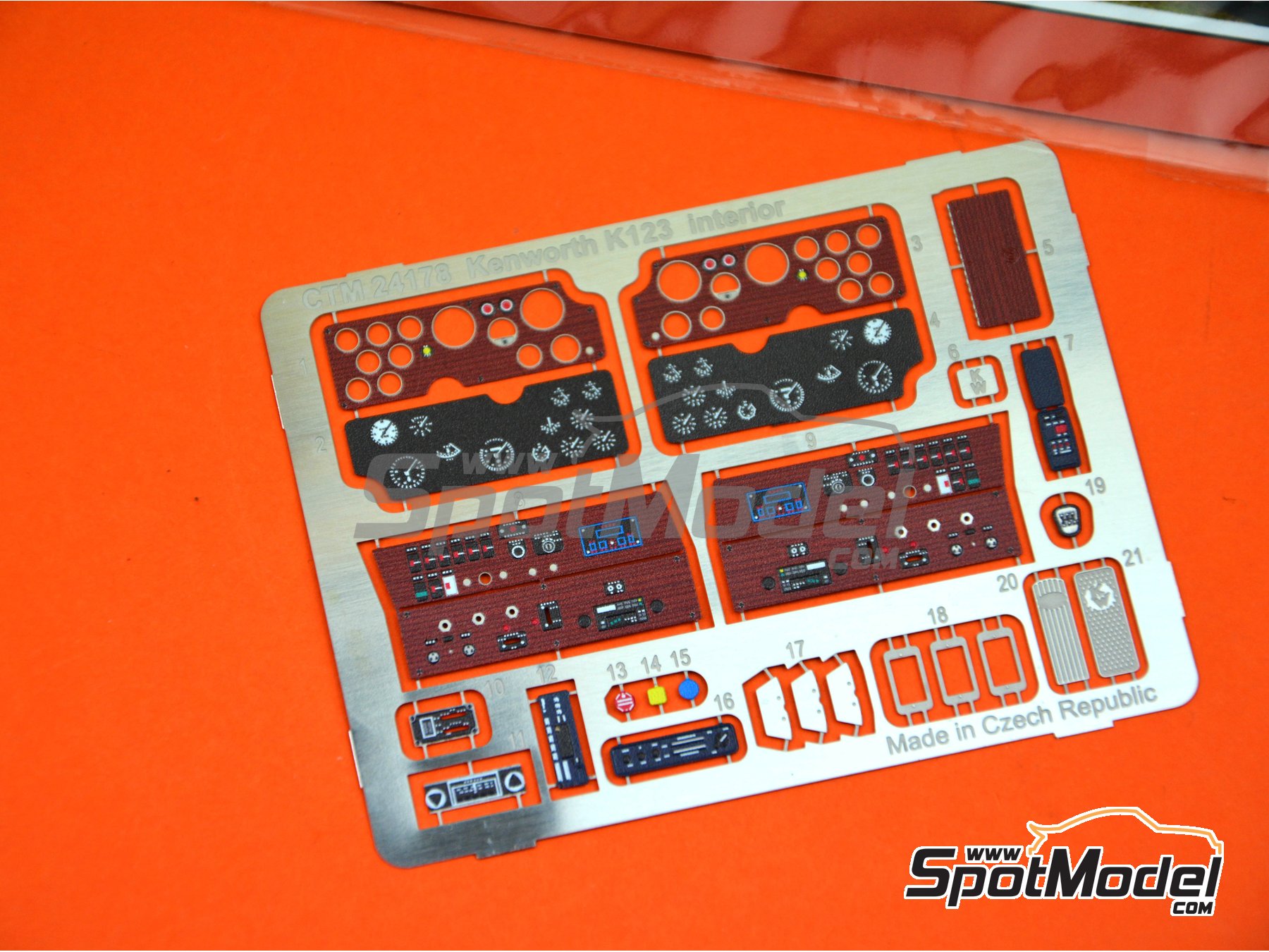 Image 3: Kenworth K123 / K125 | Salpicadero en escala 1/25 fabricado por Czech Truck Model (ref. CTM24178)