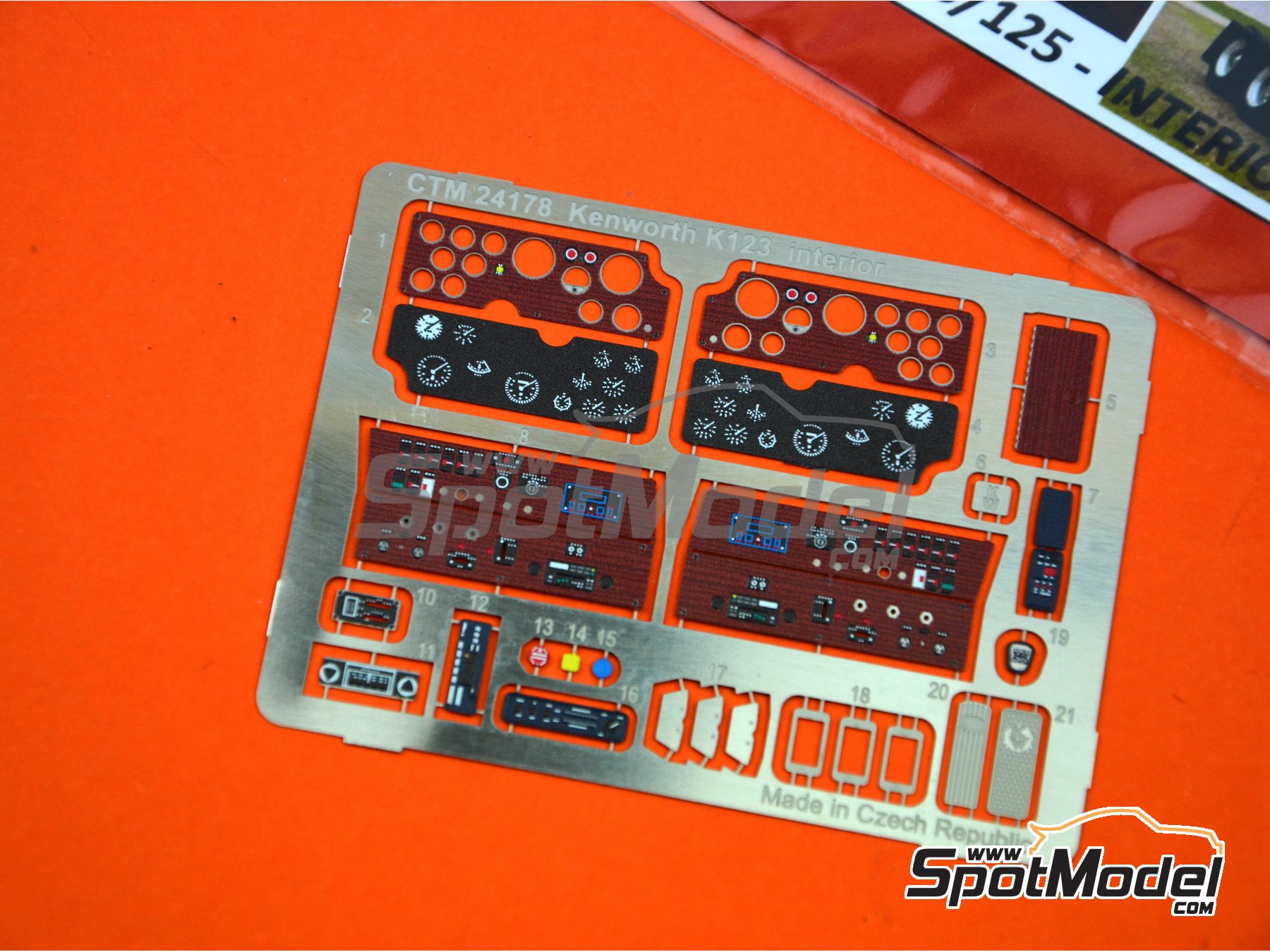 Image 4: Kenworth K123 / K125 | Salpicadero en escala 1/25 fabricado por Czech Truck Model (ref. CTM24178)