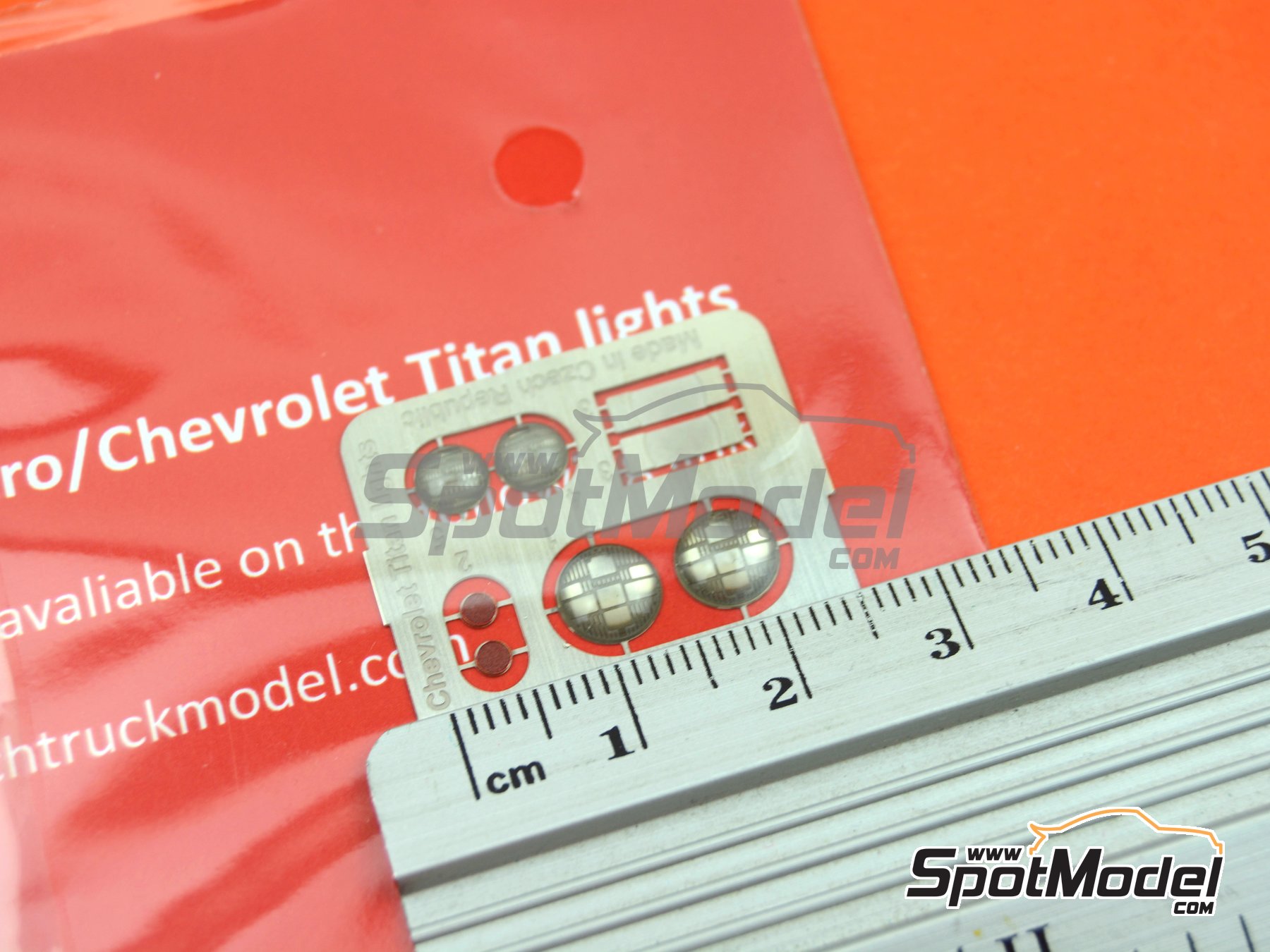 Image 6: GMC Astro / Chevrolet Titan | Luces en escala&nbsp;1/25 fabricado por Czech Truck Model (ref.&nbsp;CTM24212)