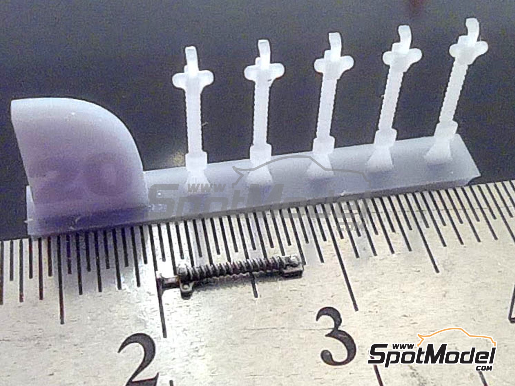 Image 2: Spring bonnet pins | Detail in 1/20 scale manufactured by D.A.B. Models (ref.&nbsp;DAB20-003)