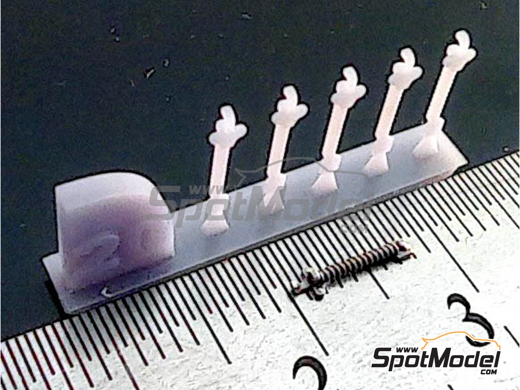 Image 3: Spring bonnet pins | Detail in 1/20 scale manufactured by D.A.B. Models (ref.&nbsp;DAB20-003)