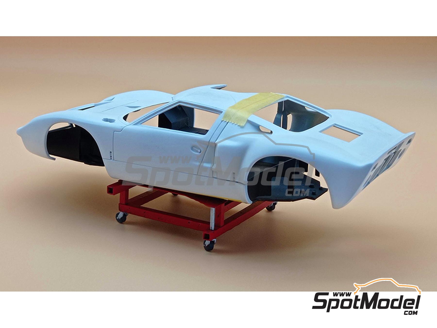 Image 1: Car stand for restoration | Detail in 1/24 scale manufactured by D.A.B. Models (ref.&nbsp;DAB24-017)