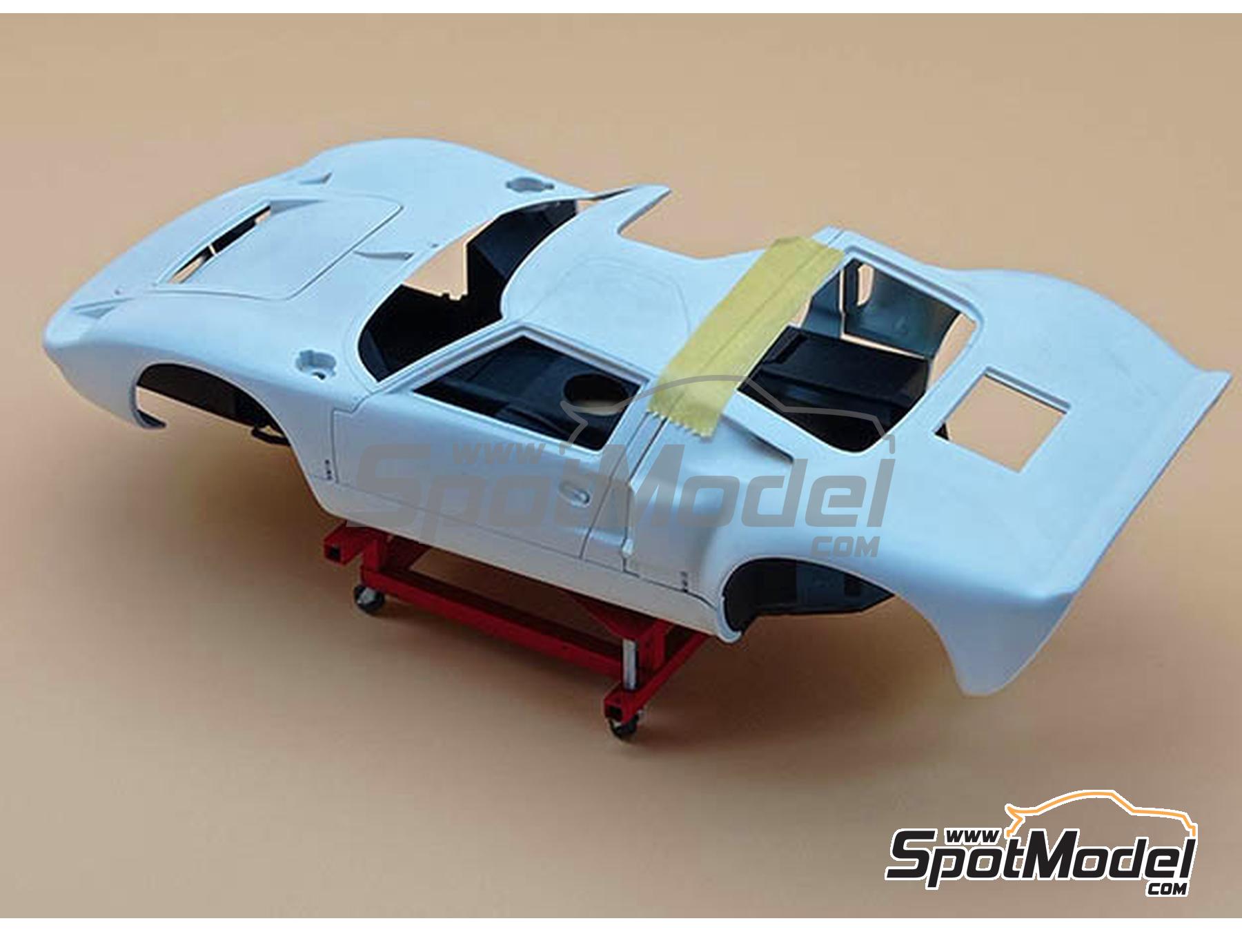 Image 2: Car stand for restoration | Detail in 1/24 scale manufactured by D.A.B. Models (ref.&nbsp;DAB24-017)