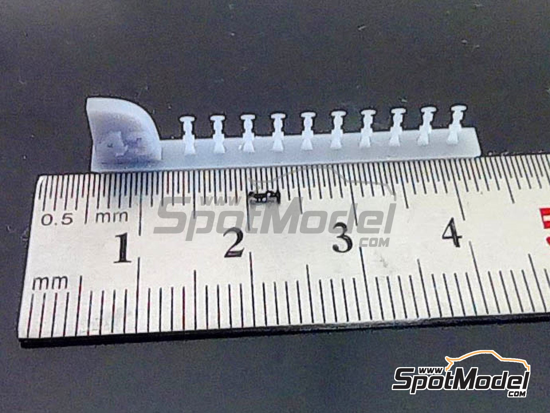 Image 2: Cierres de capot de goma | Cierres de capot en escala&nbsp;1/43 fabricado por D.A.B. Models (ref.&nbsp;DAB43-001)