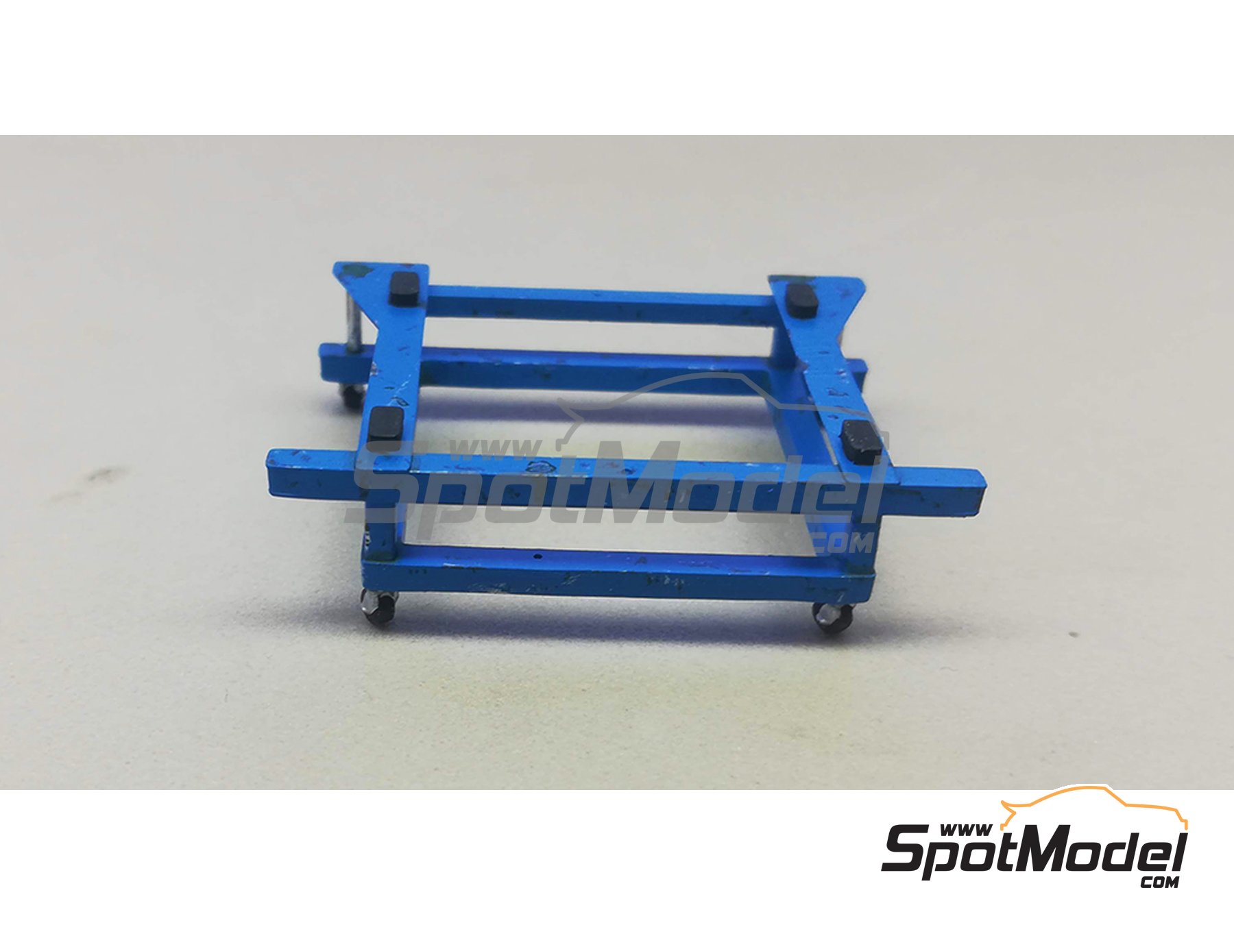 Image 2: Car stand for restoration | Detail in 1/43 scale manufactured by D.A.B. Models (ref.&nbsp;DAB43-018)