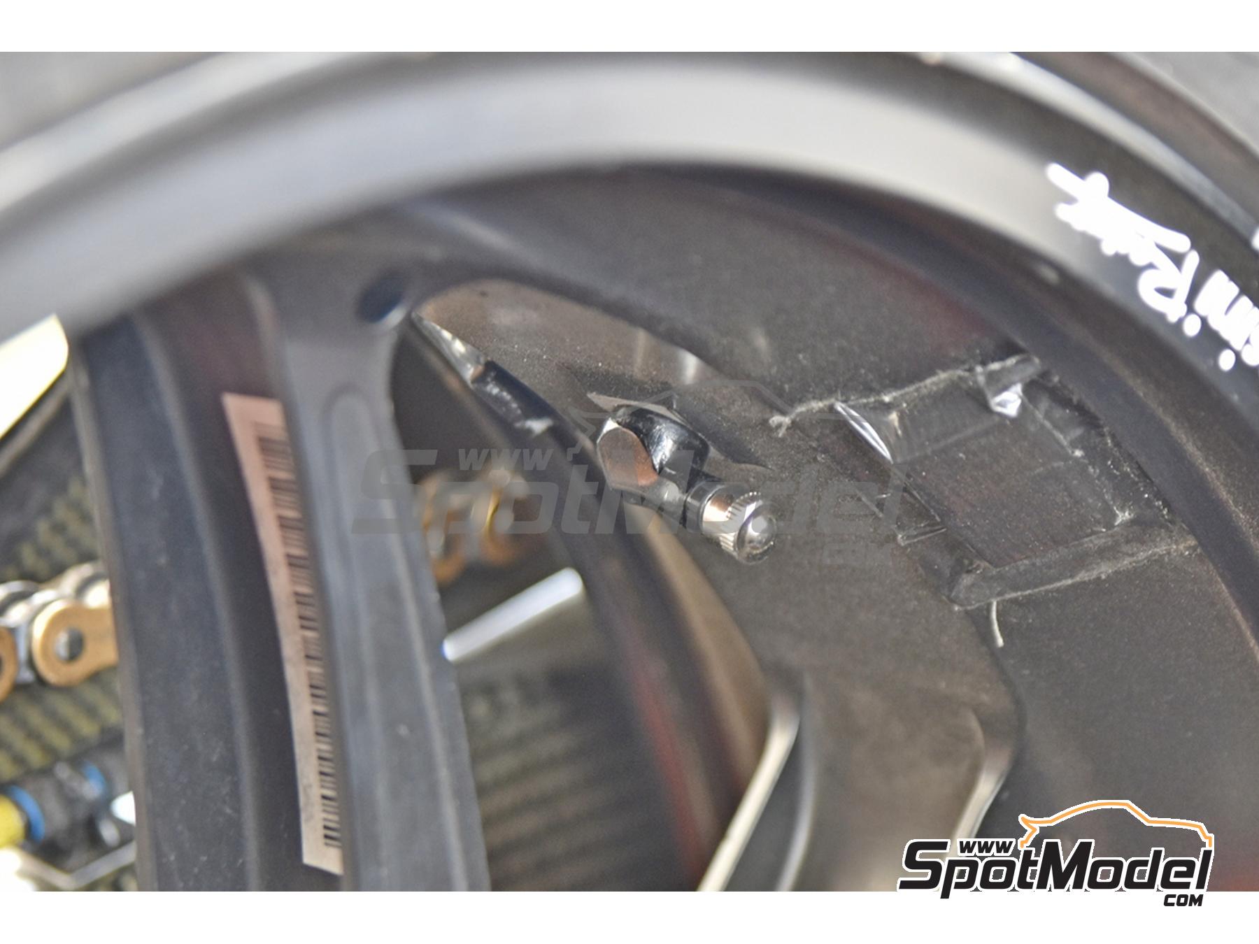 Image 7: Válvula de inflado acodada a 90 grados - 90 Degree Valve Stems - Tipo 1 | Válvula de inflado en escala 1/9 fabricado por Decalcas (ref. DCL-PAR139)