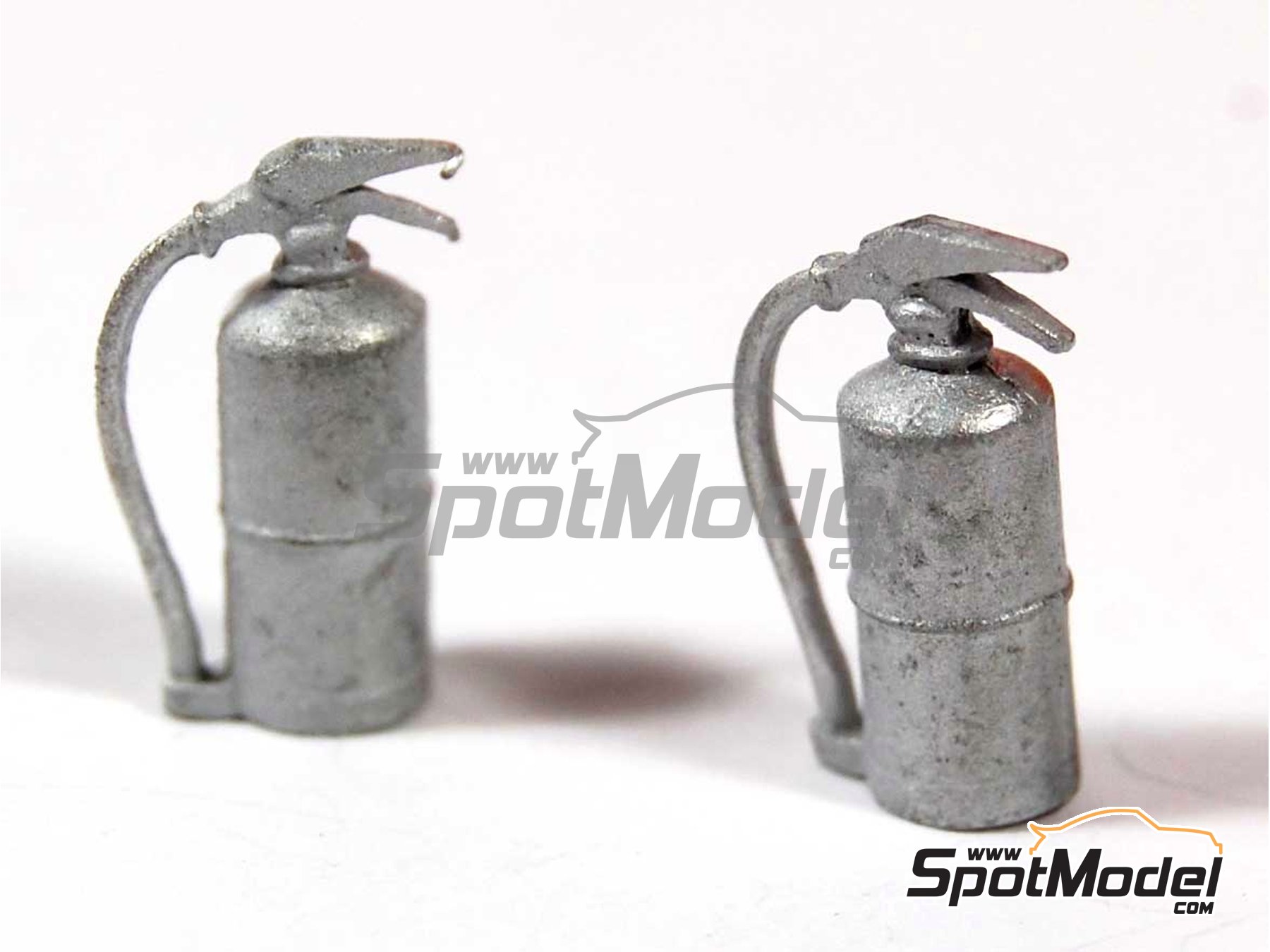 Image 1: Pair of pit lane fire extinguishers | Figure in 1/43 scale manufactured by Denizen (ref.&nbsp;RD051)