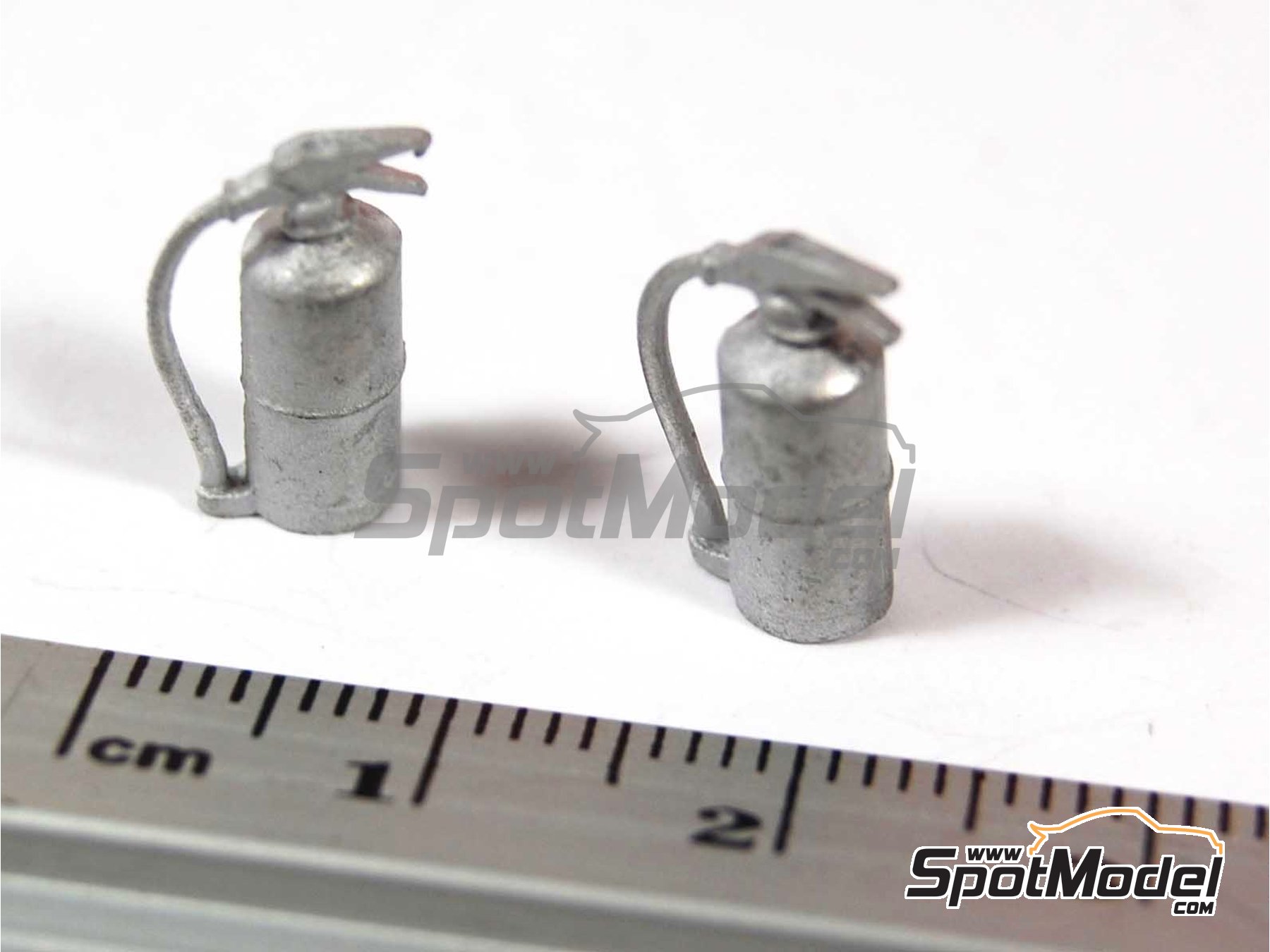 Image 2: Pair of pit lane fire extinguishers | Figure in 1/43 scale manufactured by Denizen (ref.&nbsp;RD051)