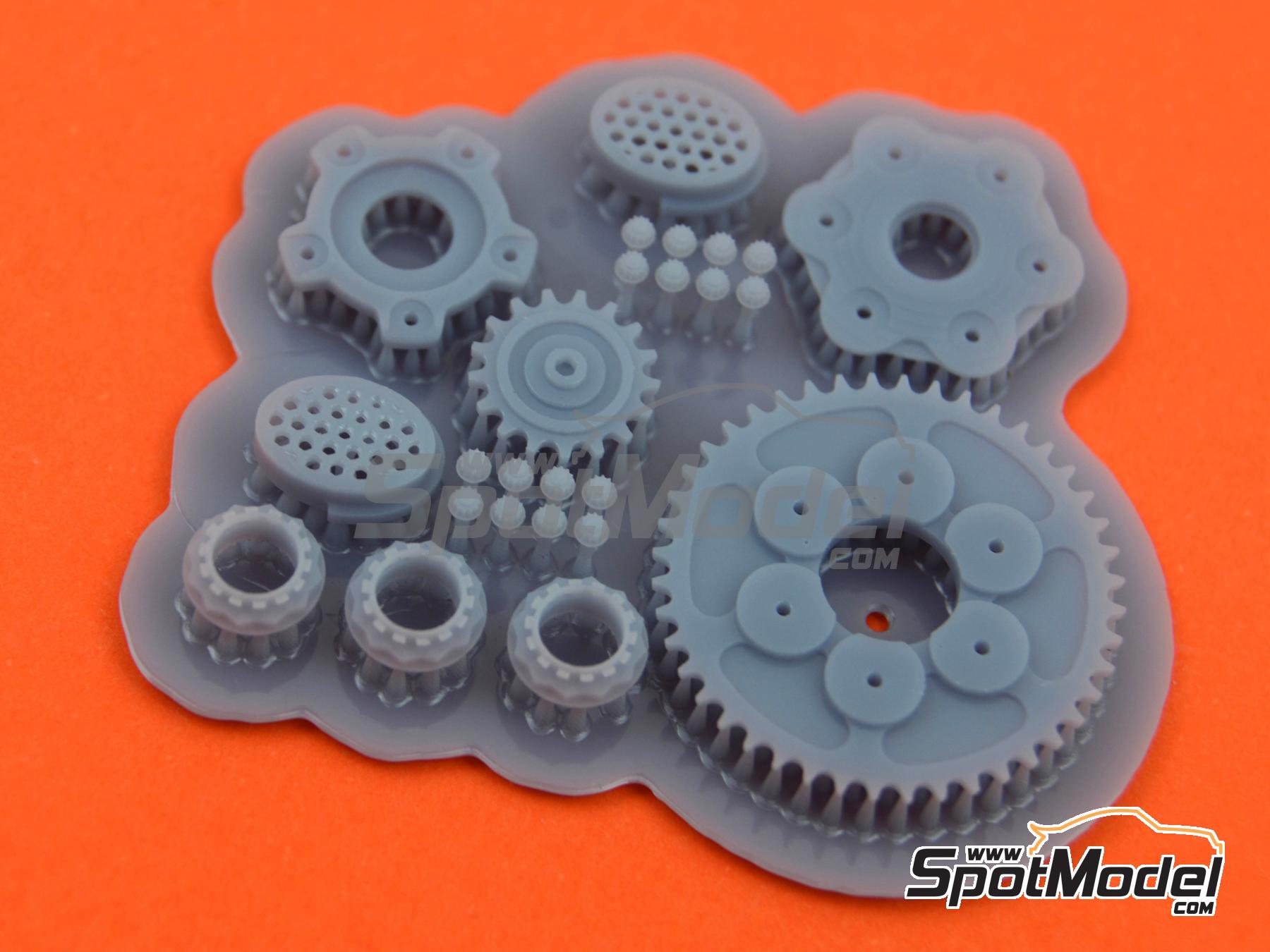 Image 6: Ducati Superleggera V4 | Cadena en escala&nbsp;1/12 fabricado por Falcon Scale Models (ref.&nbsp;FSM-P002)