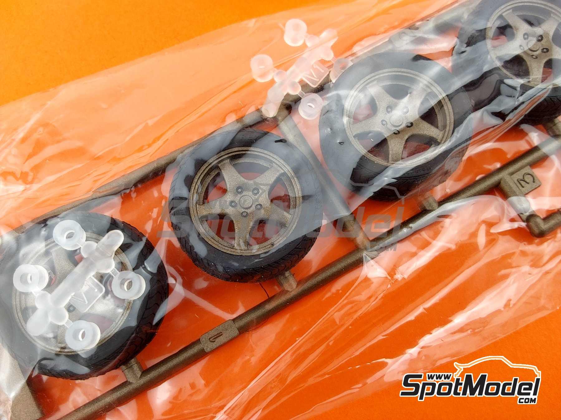 Image 12: Nissan Skyline GT-R BNR32 -  1989 | Car scale model kit in 1/24 scale manufactured by Fujimi (ref.&nbsp;FJ046532, also 4968728046532, 04653 and ID-10)