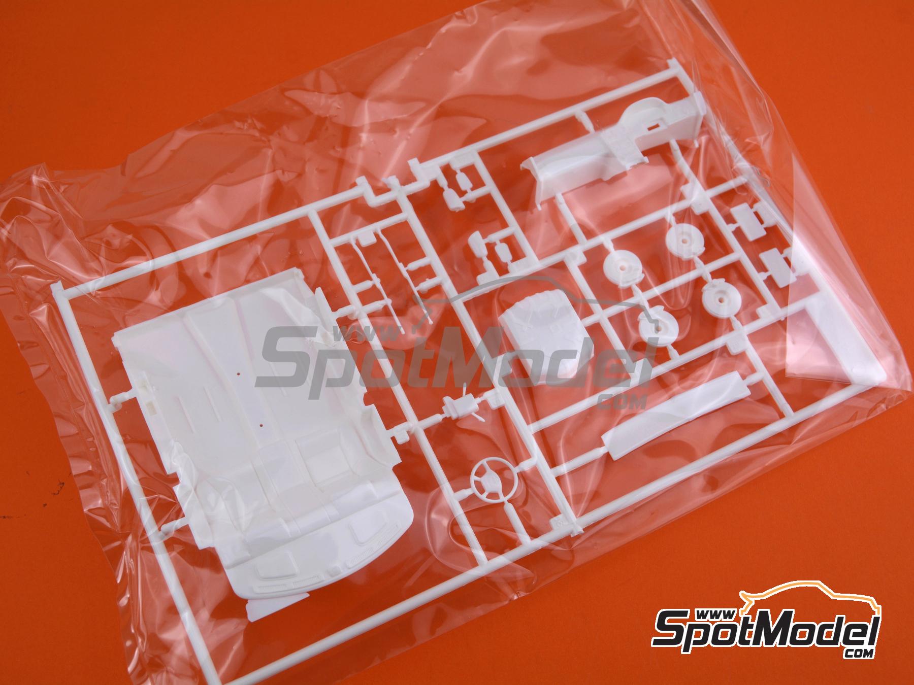 Image 2: Nissan Skyline GT-R R33 -  1995 | Car scale model kit in 1/24 scale manufactured by Fujimi (ref. FJ046693, also 4968728046693, 04669 and ID-19)