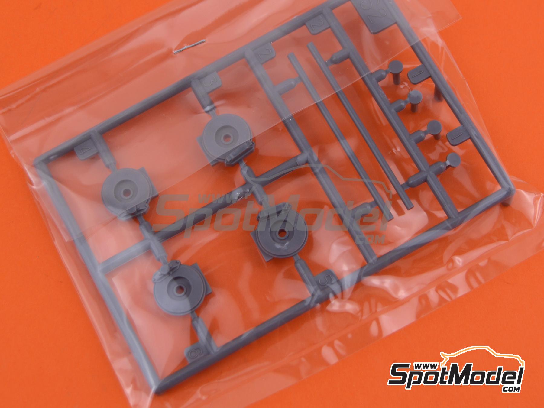 Image 7: Nissan Skyline GT-R R33 -  1995 | Car scale model kit in 1/24 scale manufactured by Fujimi (ref. FJ046693, also 4968728046693, 04669 and ID-19)