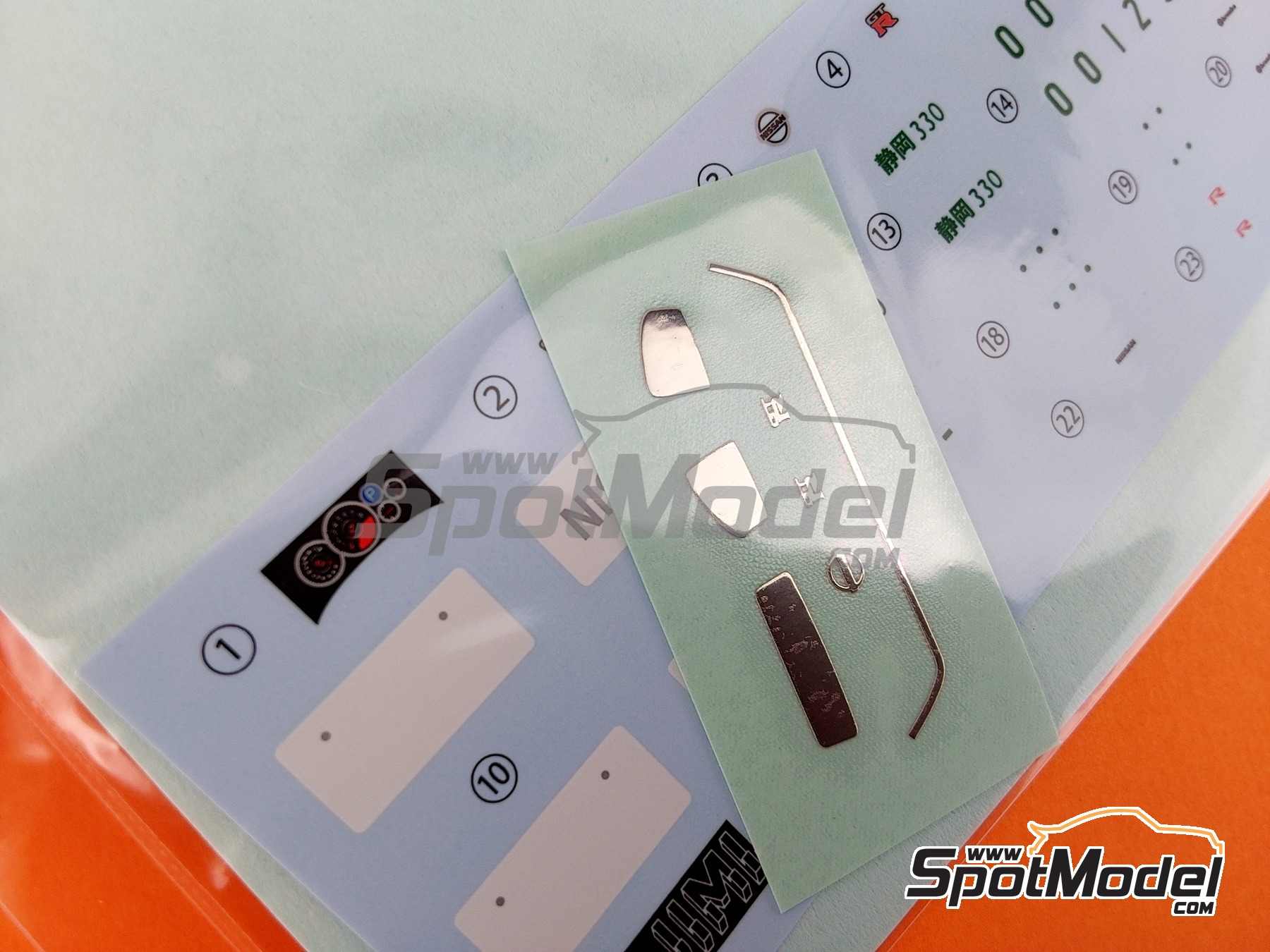 Image 13: Nissan Skyline GTR R35 con motor | Maqueta de coche en escala&nbsp;1/24 fabricado por Fujimi (ref.&nbsp;FJ04749, tambien 4968728047492, 04749 y ID-131)