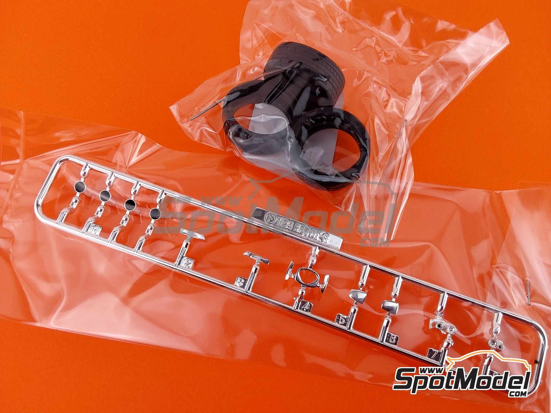 Image 14: Nissan Skyline GTR R35 con motor | Maqueta de coche en escala&nbsp;1/24 fabricado por Fujimi (ref.&nbsp;FJ04749, tambien 4968728047492, 04749 y ID-131)