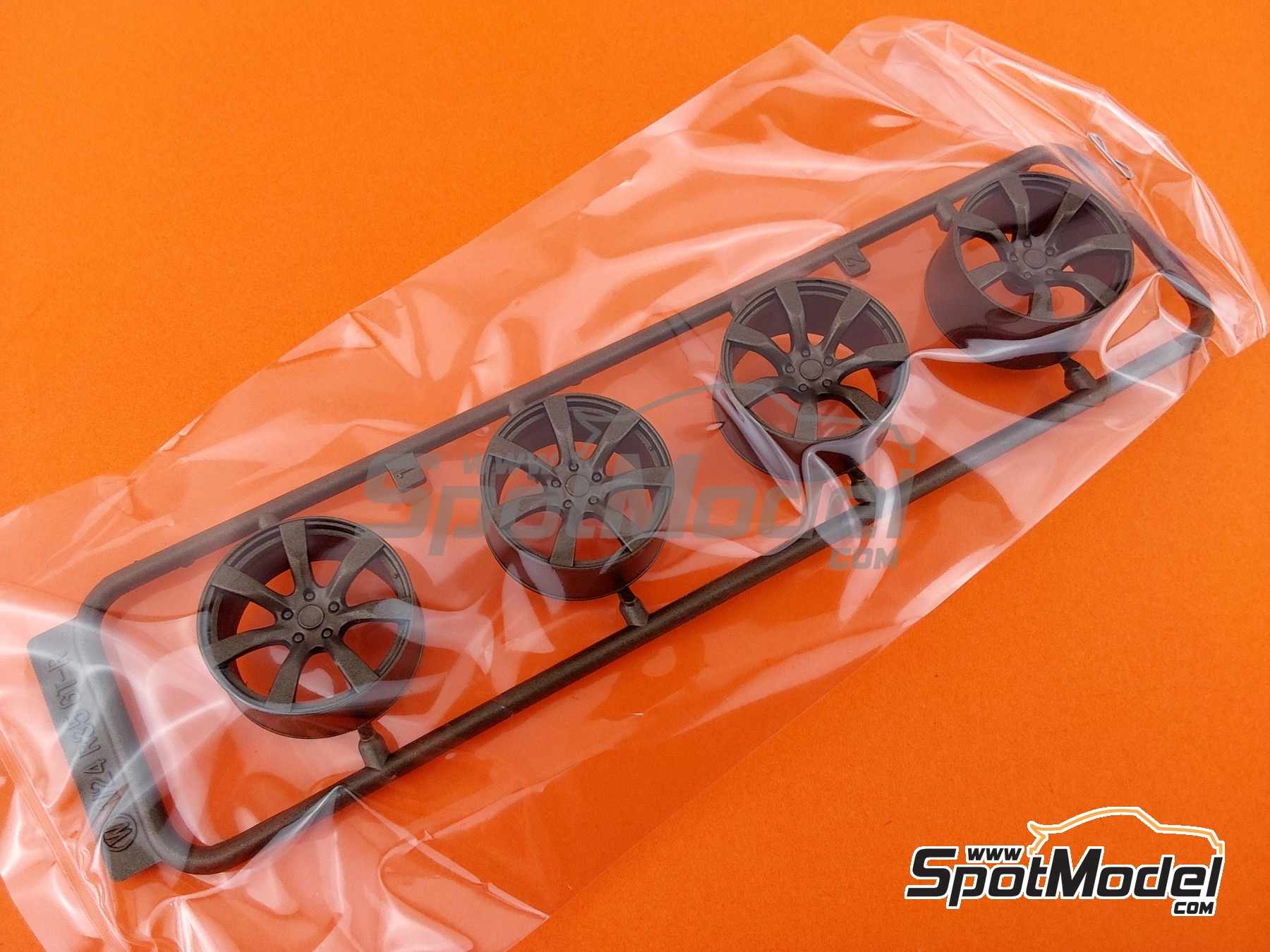 Image 25: Nissan Skyline GTR R35 con motor | Maqueta de coche en escala&nbsp;1/24 fabricado por Fujimi (ref.&nbsp;FJ04749, tambien 4968728047492, 04749 y ID-131)