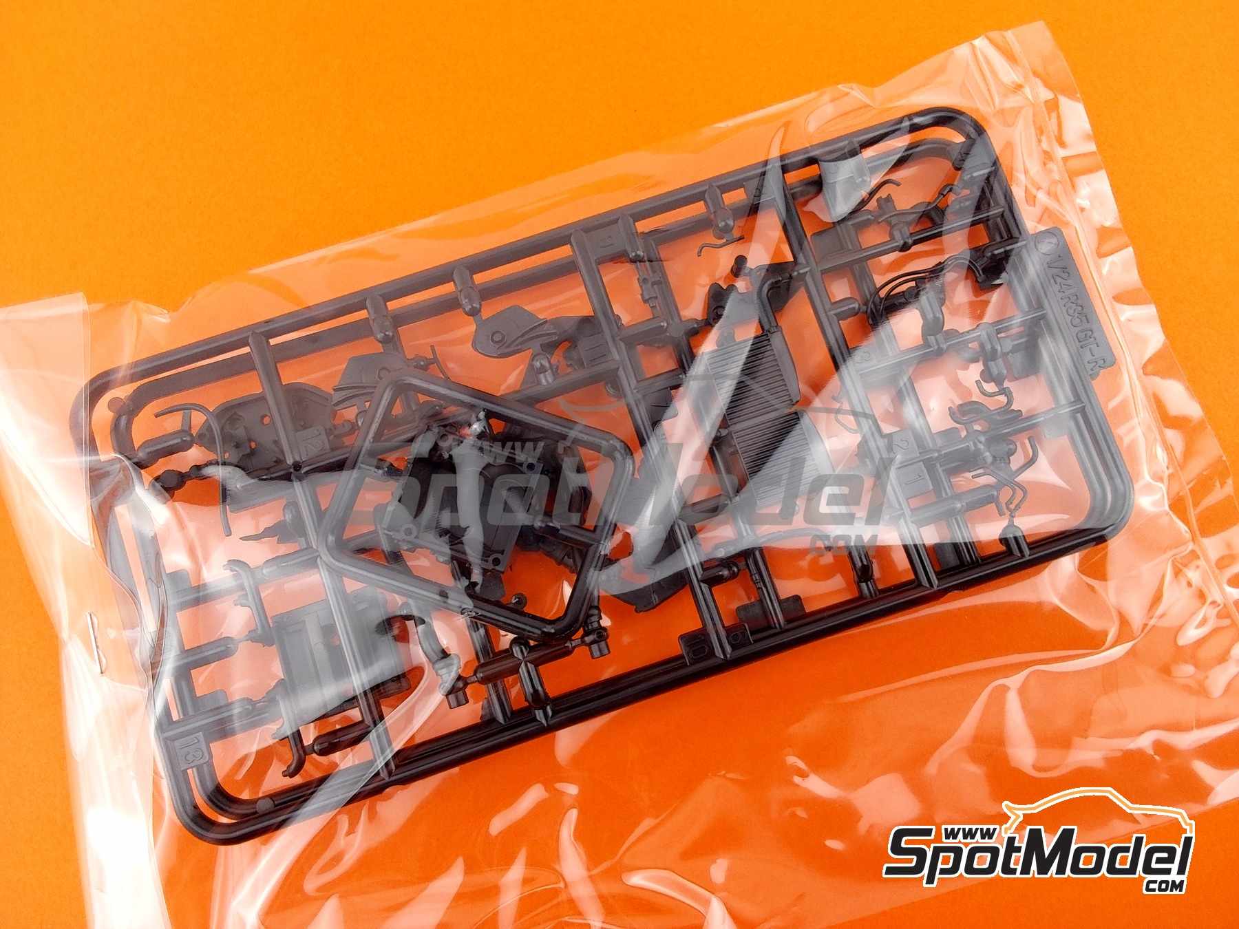 Image 28: Nissan Skyline GTR R35 con motor | Maqueta de coche en escala&nbsp;1/24 fabricado por Fujimi (ref.&nbsp;FJ04749, tambien 4968728047492, 04749 y ID-131)