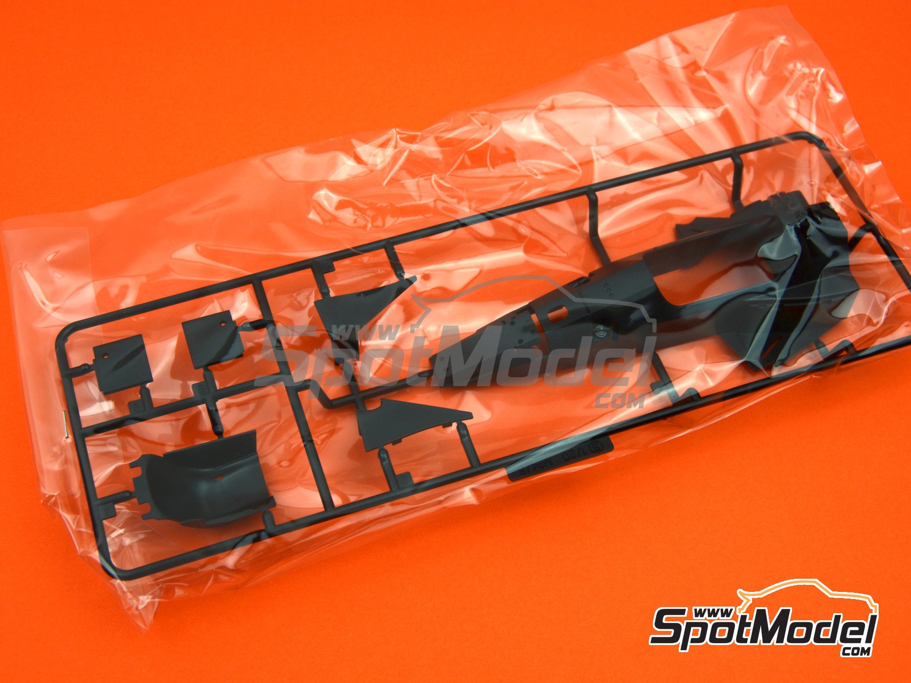 Image 4: McLaren Honda MP4/5 Equipo McLaren Racing Limited patrocinado por Marlboro Shell - Gran Premio de Fórmula 1 de España 1989 | Maqueta de coche en escala 1/20 fabricado por Fujimi (ref. FJ091938, tambien 4968728091938, 091938, 09193 y GP-1)