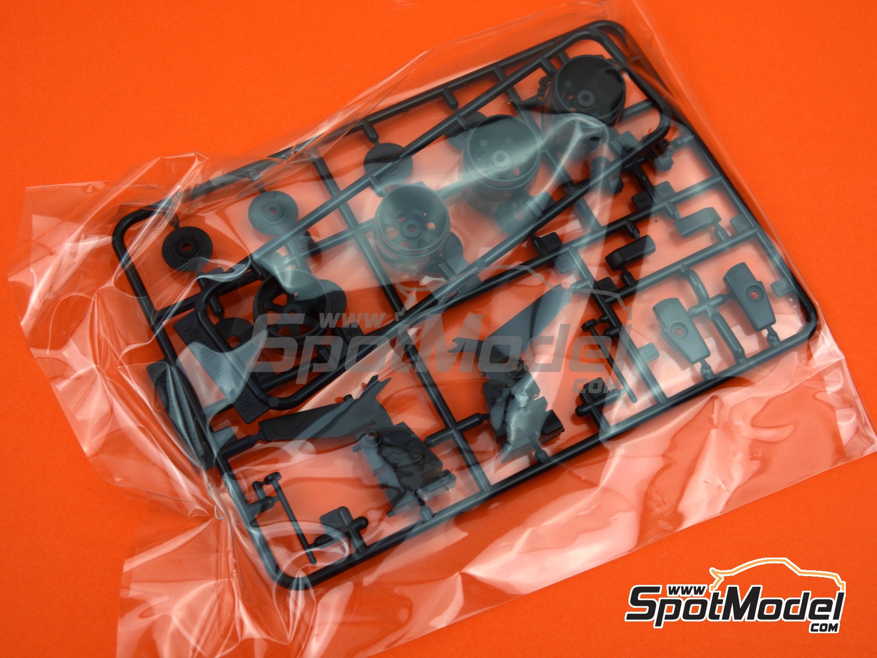 Image 7: McLaren Honda MP4/5 Equipo McLaren Racing Limited patrocinado por Marlboro Shell - Gran Premio de Fórmula 1 de España 1989 | Maqueta de coche en escala 1/20 fabricado por Fujimi (ref. FJ091938, tambien 4968728091938, 091938, 09193 y GP-1)