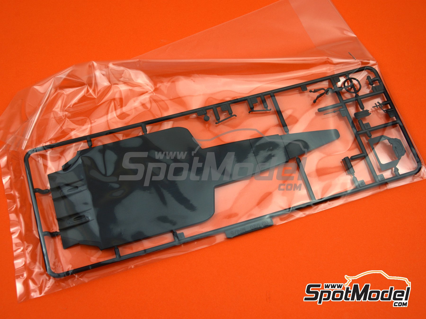 Image 9: McLaren Honda MP4/5 Equipo McLaren Racing Limited patrocinado por Marlboro Shell - Gran Premio de Fórmula 1 de España 1989 | Maqueta de coche en escala 1/20 fabricado por Fujimi (ref. FJ091938, tambien 4968728091938, 091938, 09193 y GP-1)