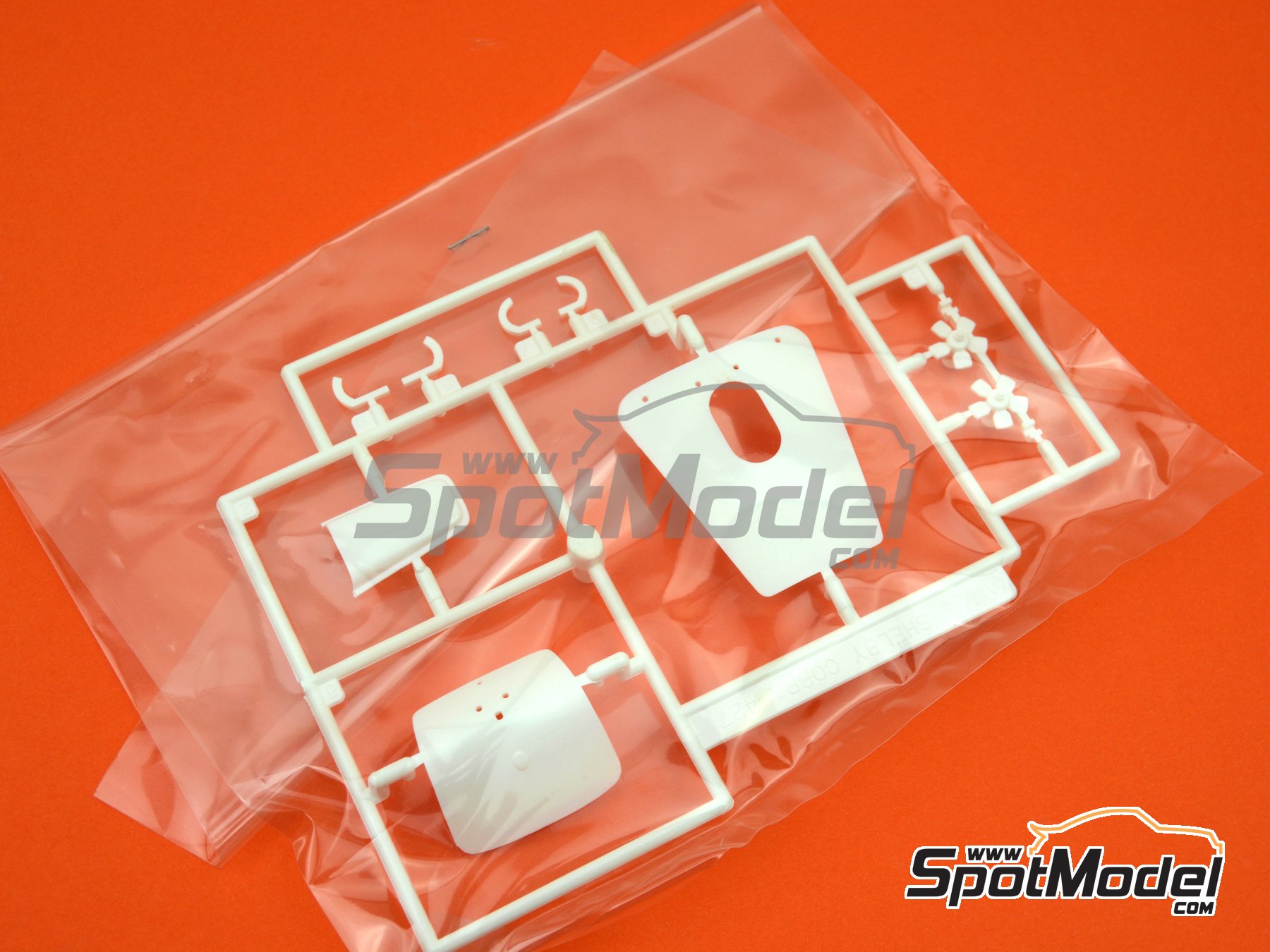 Image 11: Shelby Cobra 427 S/C Essex Wire Team - USRRC Laguna Seca 1965 | Car scale model kit in 1/24 scale manufactured by Fujimi (ref.&nbsp;FJ12092, also 4968728120928 and 12092)