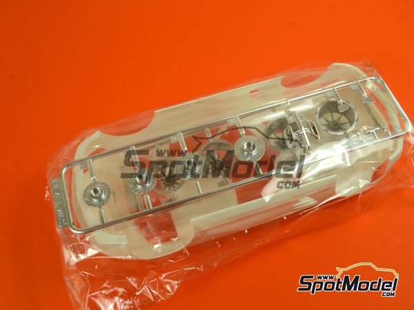 Image 5: Mercedes Benz SLS AMG | Car scale model kit in 1/24 scale manufactured by Fujimi (ref. FJ123929, also 4968728123929, 123929, RS-86 and FUJ-12392)