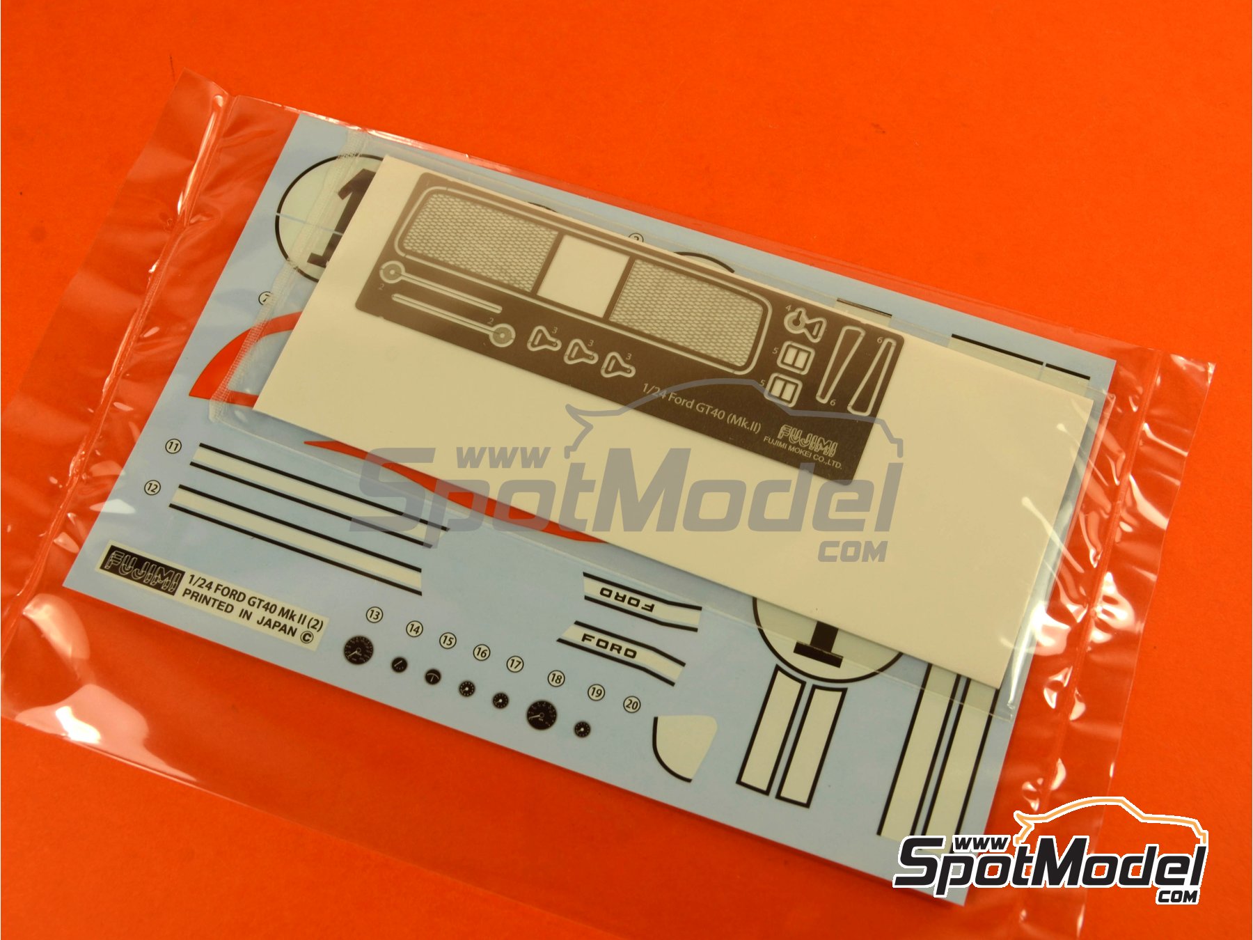 Image 6: Ford GT40 Mk II patrocinado por Gulf - 24 Horas de Le Mans 1966 | Maqueta de coche en escala&nbsp;1/24 fabricado por Fujimi (ref.&nbsp;FJ126043, tambien 4968728126043, 126043 y RS-32)