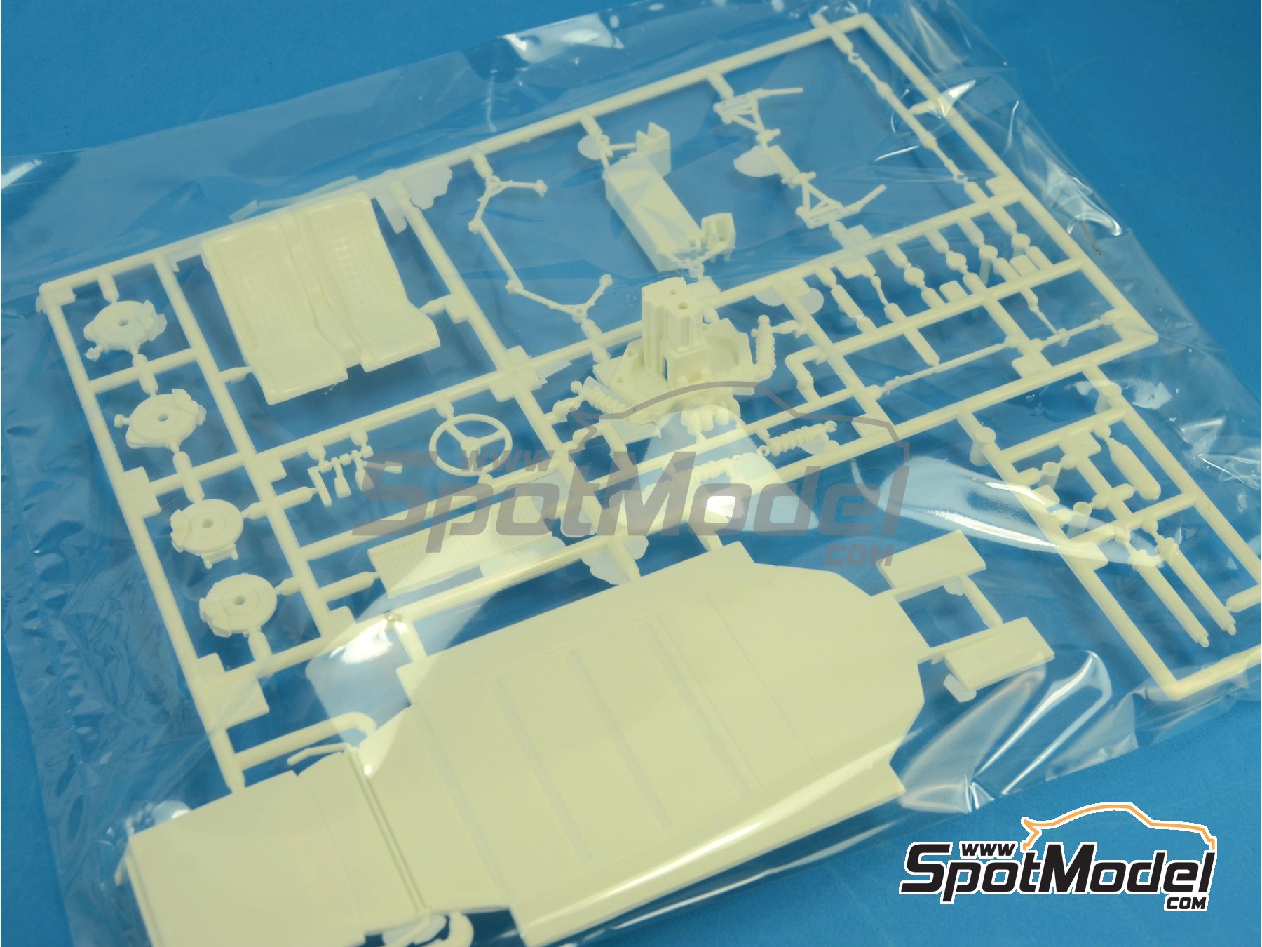 Image 4: Ford GT40 Mk II - 24 Hours Le Mans 1966 | Car scale model kit in 1/24 scale manufactured by Fujimi (ref.&nbsp;FJ126067, also 4968728126067, 126067 and RS-51)