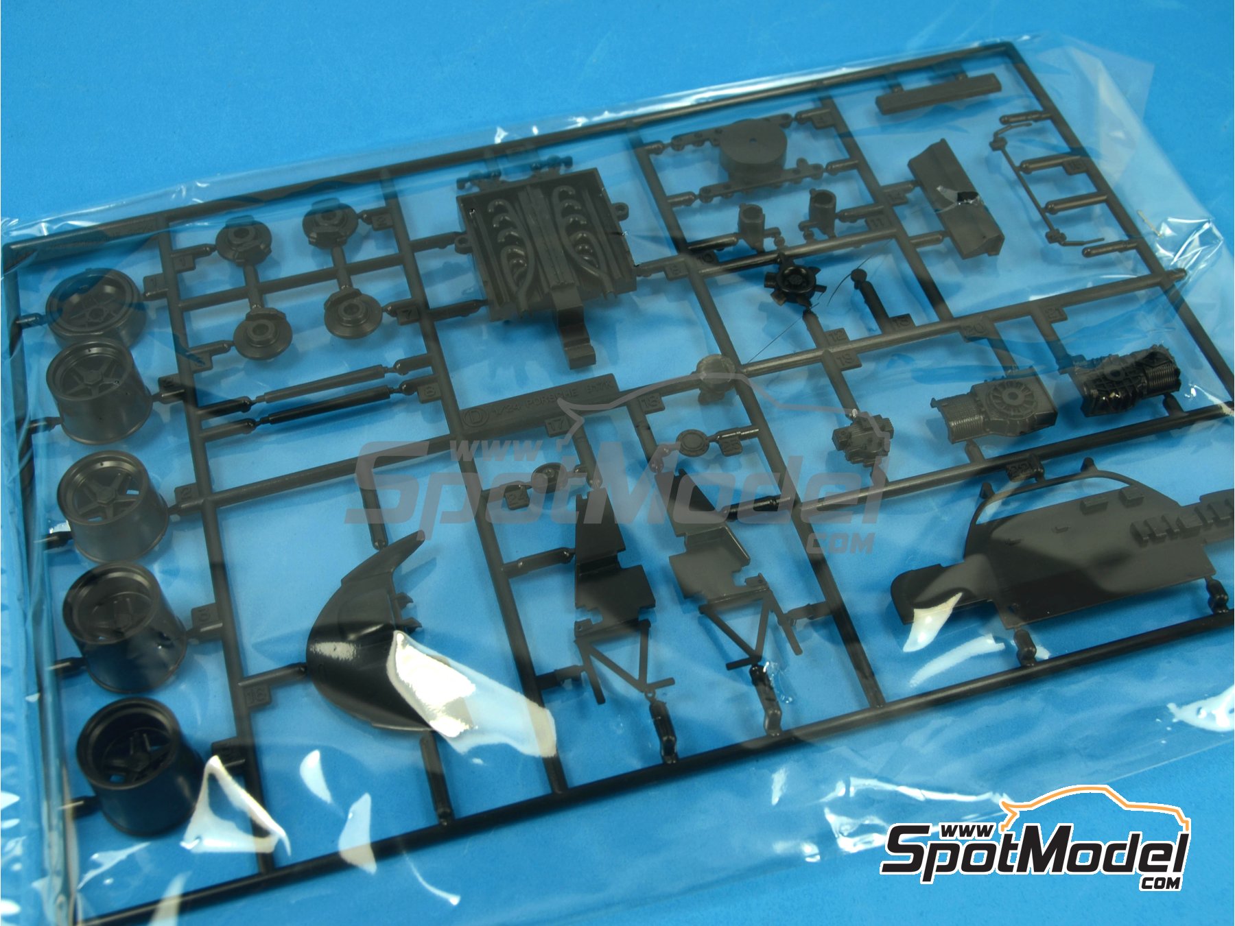 Image 13: Porsche 917K patrocinado por Shell - 24 Horas de Le Mans 1970 | Maqueta de coche en escala 1/24 fabricado por Fujimi (ref. FJ126074, tambien 4968728126074 y 126074)