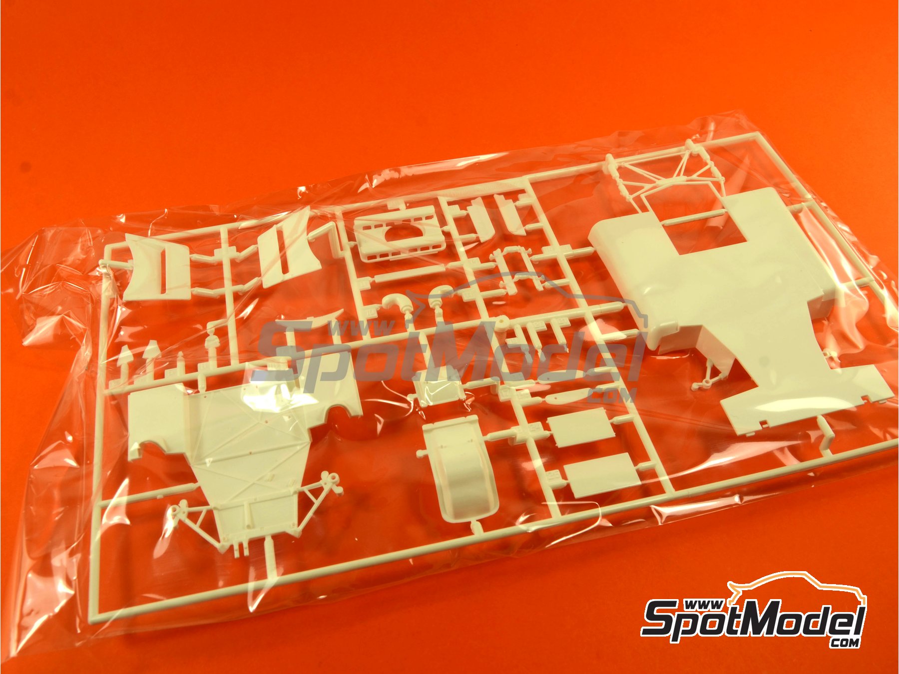 Image 2: Porsche 917K Martini Racing Team - 24 Hours Le Mans 1971 | Car scale model kit in 1/24 scale manufactured by Fujimi (ref. FJ126142, also 4968728126142, 126142, 12614 and RS-88)