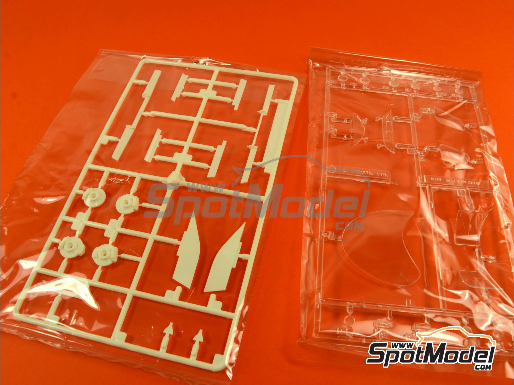 Image 3: Porsche 917K Martini Racing Team - 24 Hours Le Mans 1971 | Car scale model kit in 1/24 scale manufactured by Fujimi (ref. FJ126142, also 4968728126142, 126142, 12614 and RS-88)