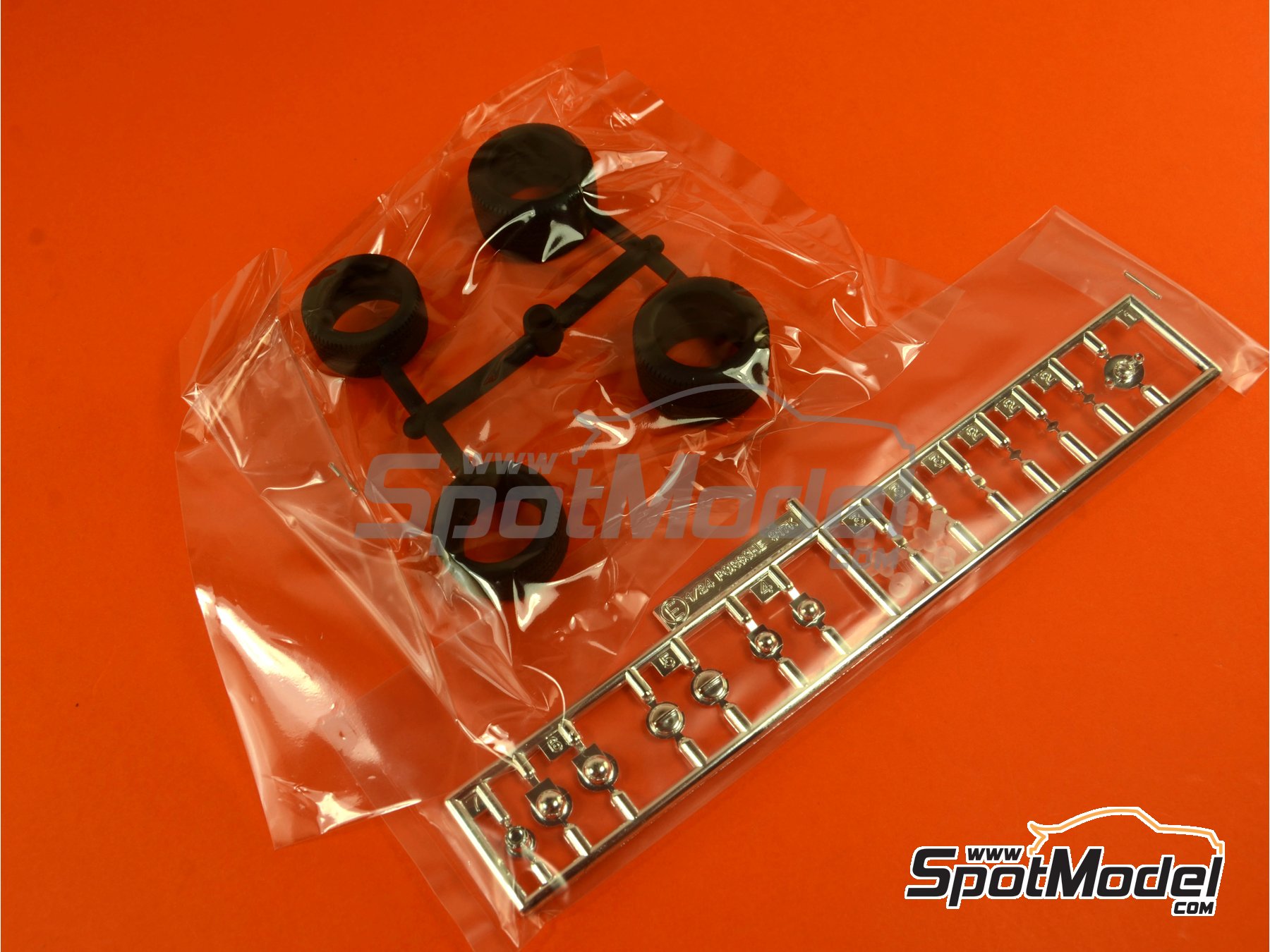 Image 4: Porsche 917K Martini Racing Team - 24 Hours Le Mans 1971 | Car scale model kit in 1/24 scale manufactured by Fujimi (ref. FJ126142, also 4968728126142, 126142, 12614 and RS-88)